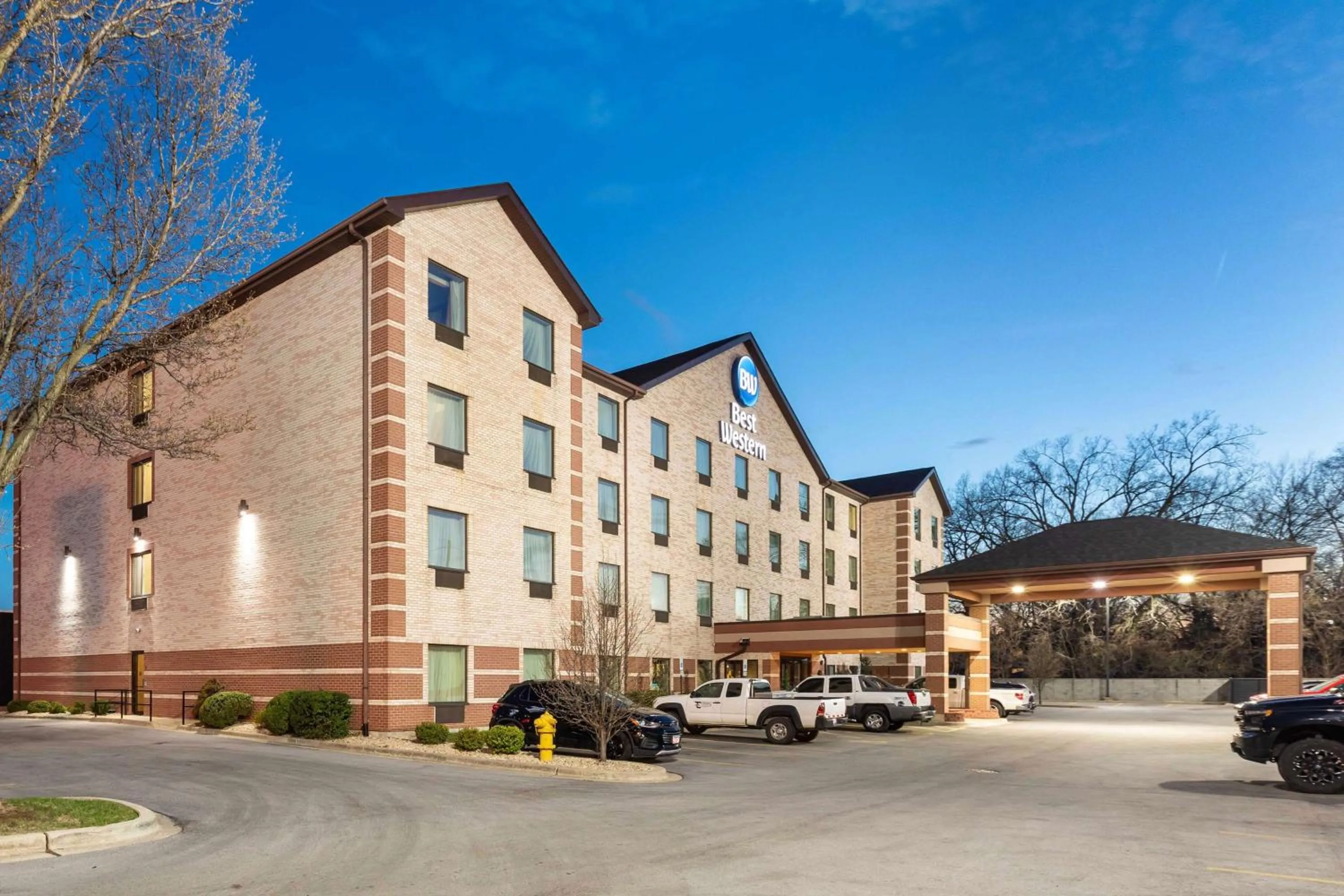 Property building in Best Western Inn & Suites - Midway Airport