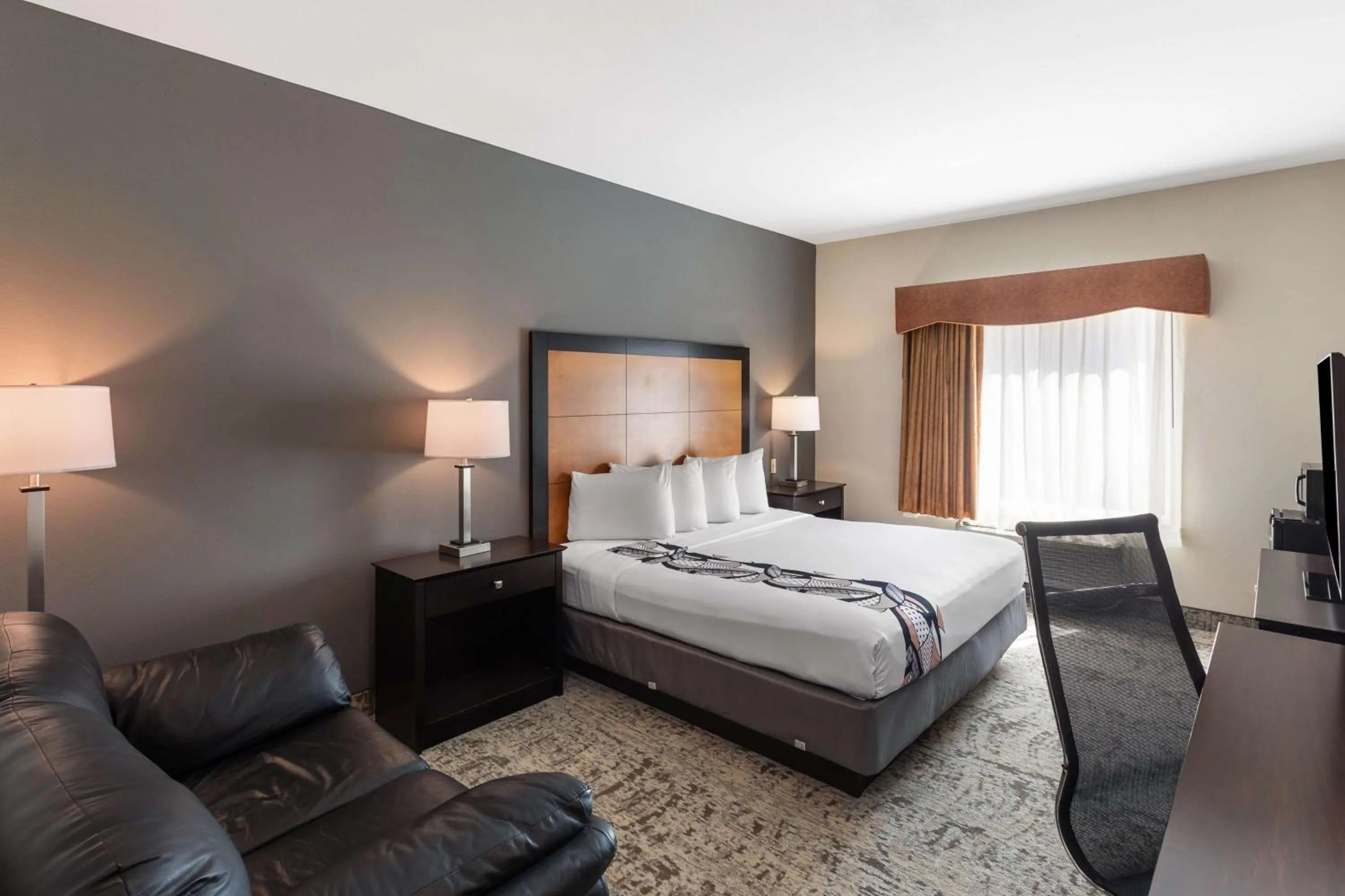 Bedroom, Bed in Best Western Inn & Suites - Midway Airport