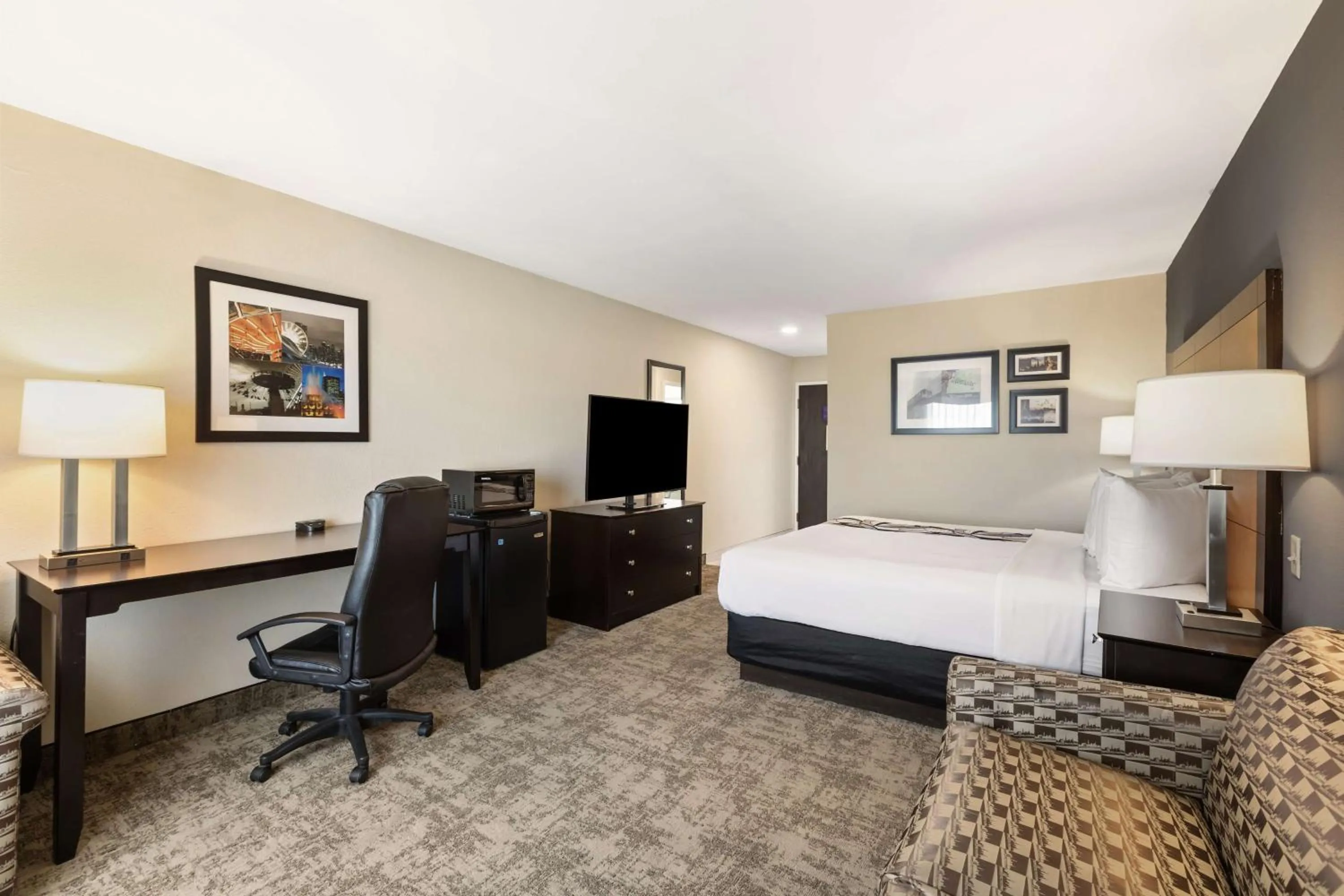 Bedroom, Bed in Best Western Inn & Suites - Midway Airport