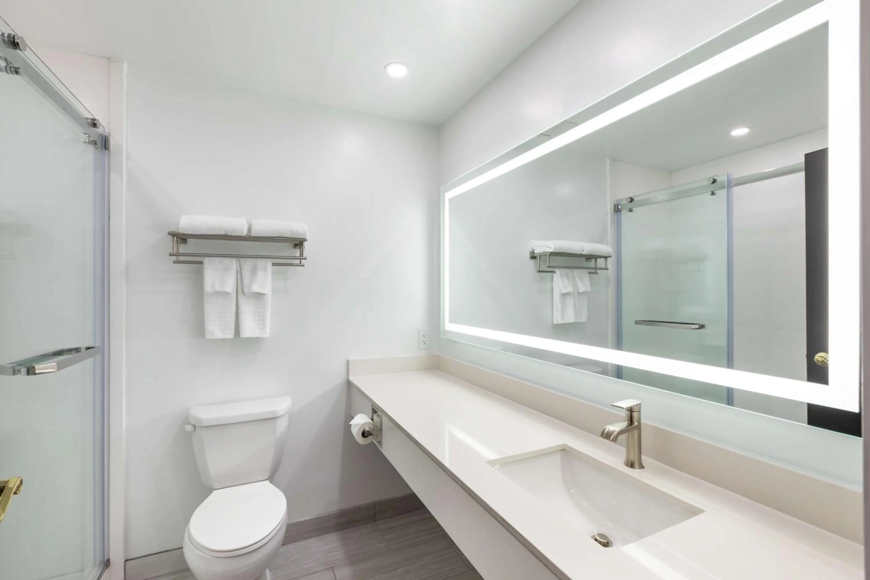 Bathroom in Best Western Inn & Suites - Midway Airport