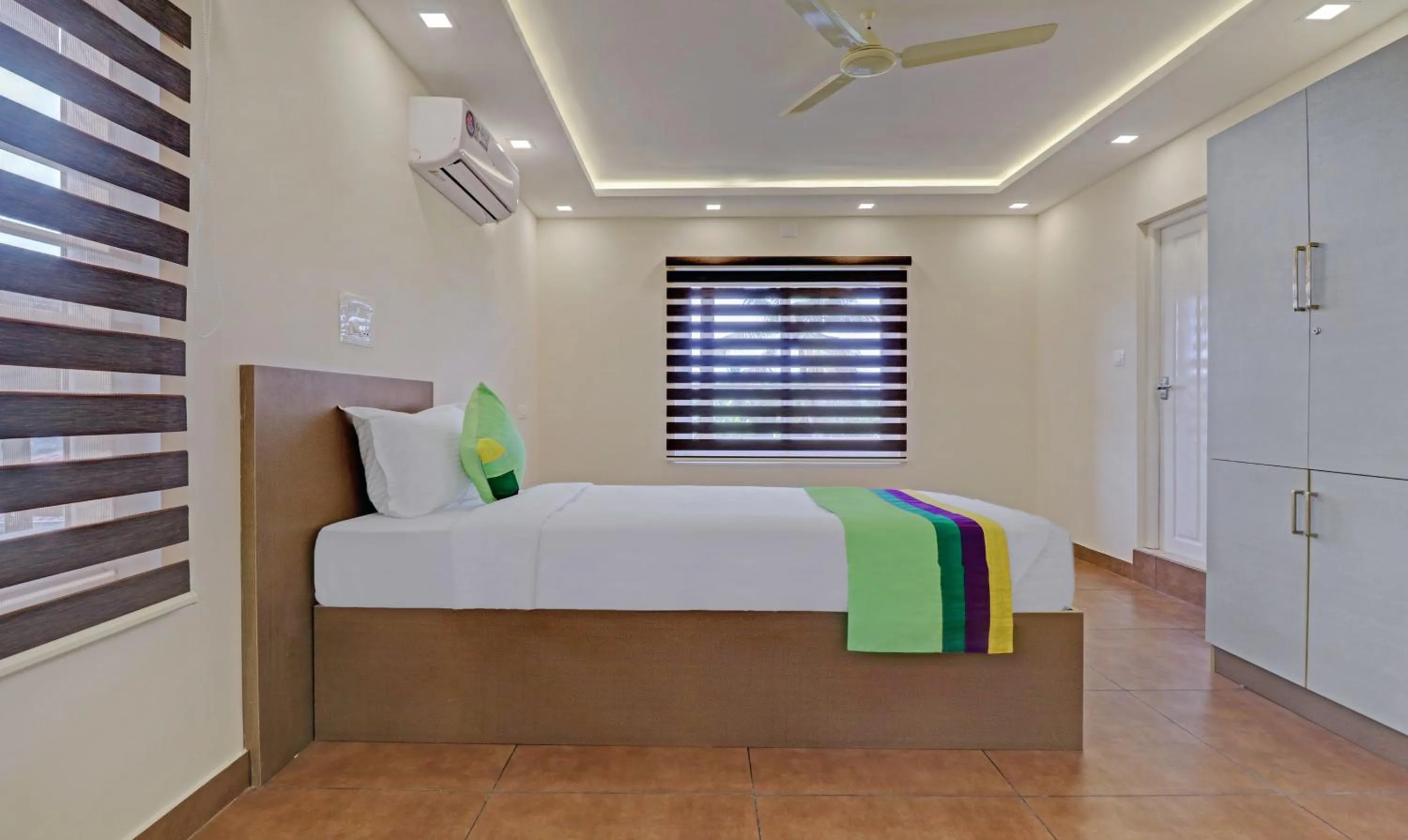 Bedroom, Bed in Treebo Golden Terminal, Kochi Airport