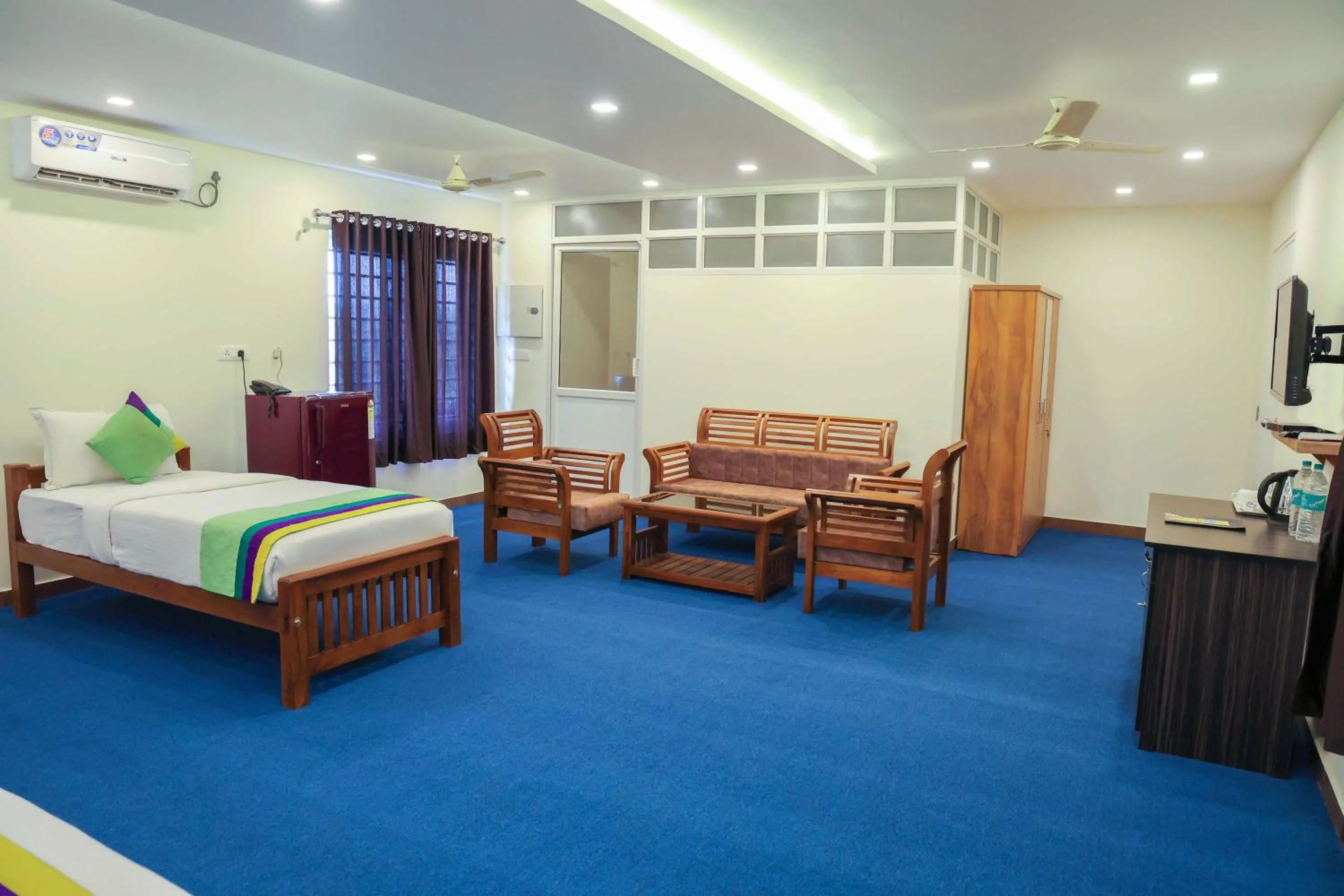 Bedroom, Bed in Treebo Golden Terminal, Kochi Airport