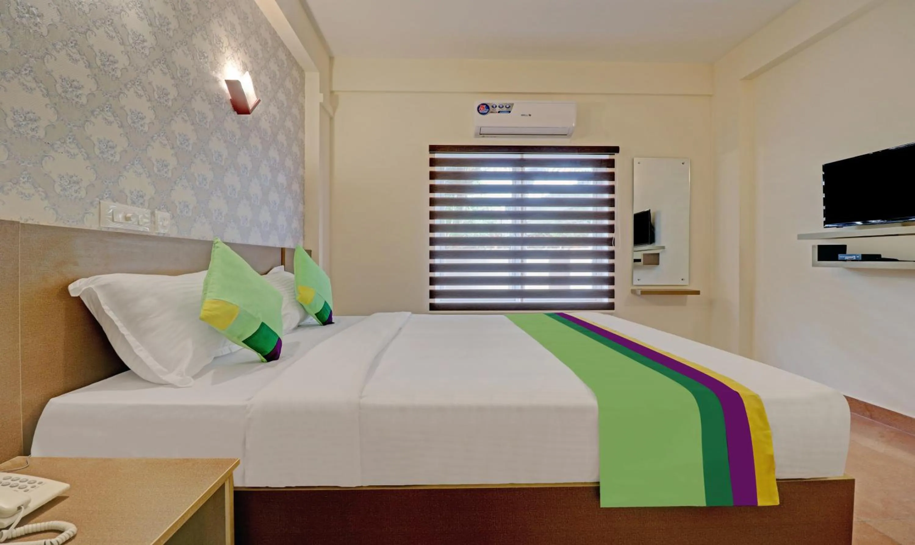 Bedroom, Bed in Treebo Golden Terminal, Kochi Airport