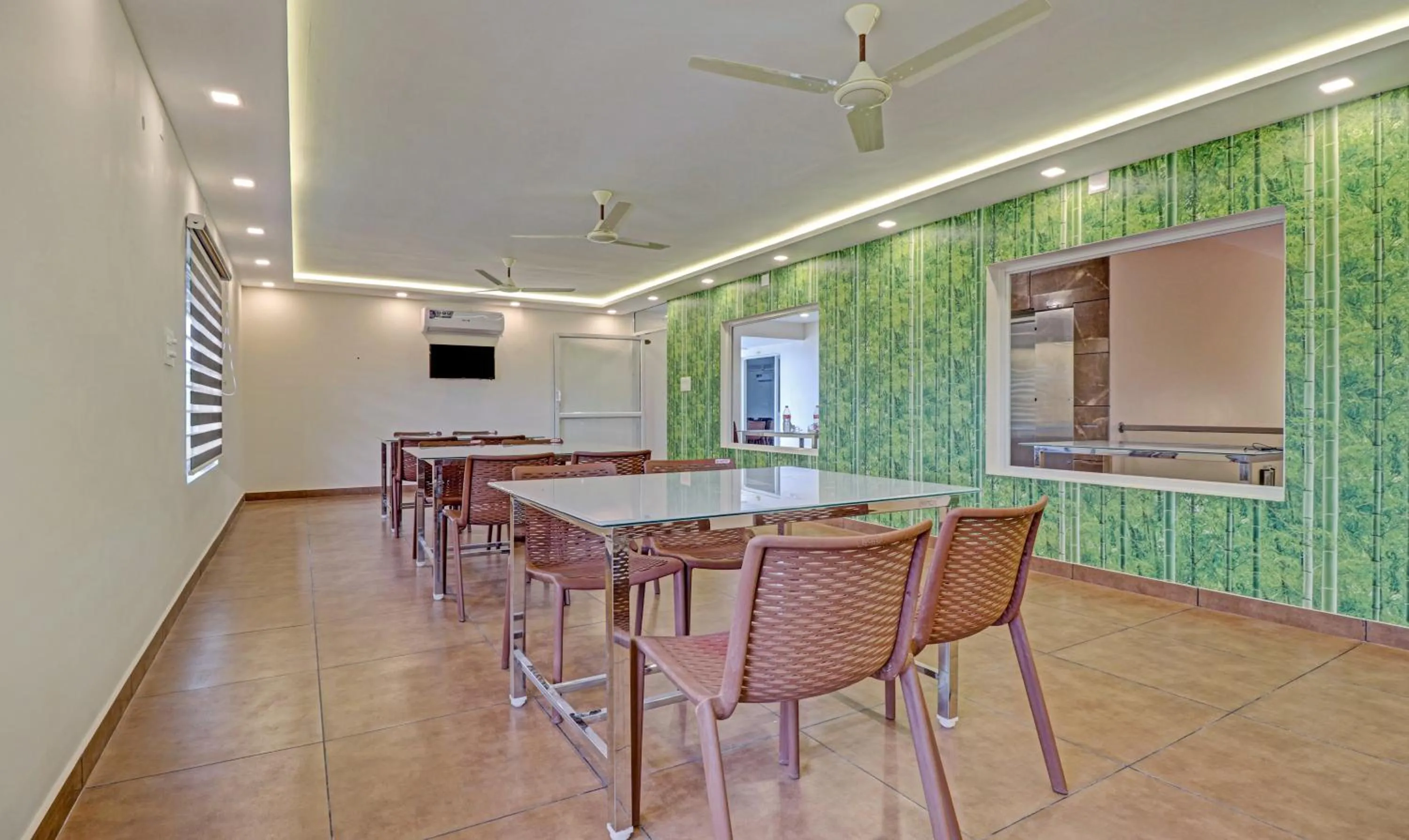 Restaurant/places to eat in Treebo Golden Terminal, Kochi Airport