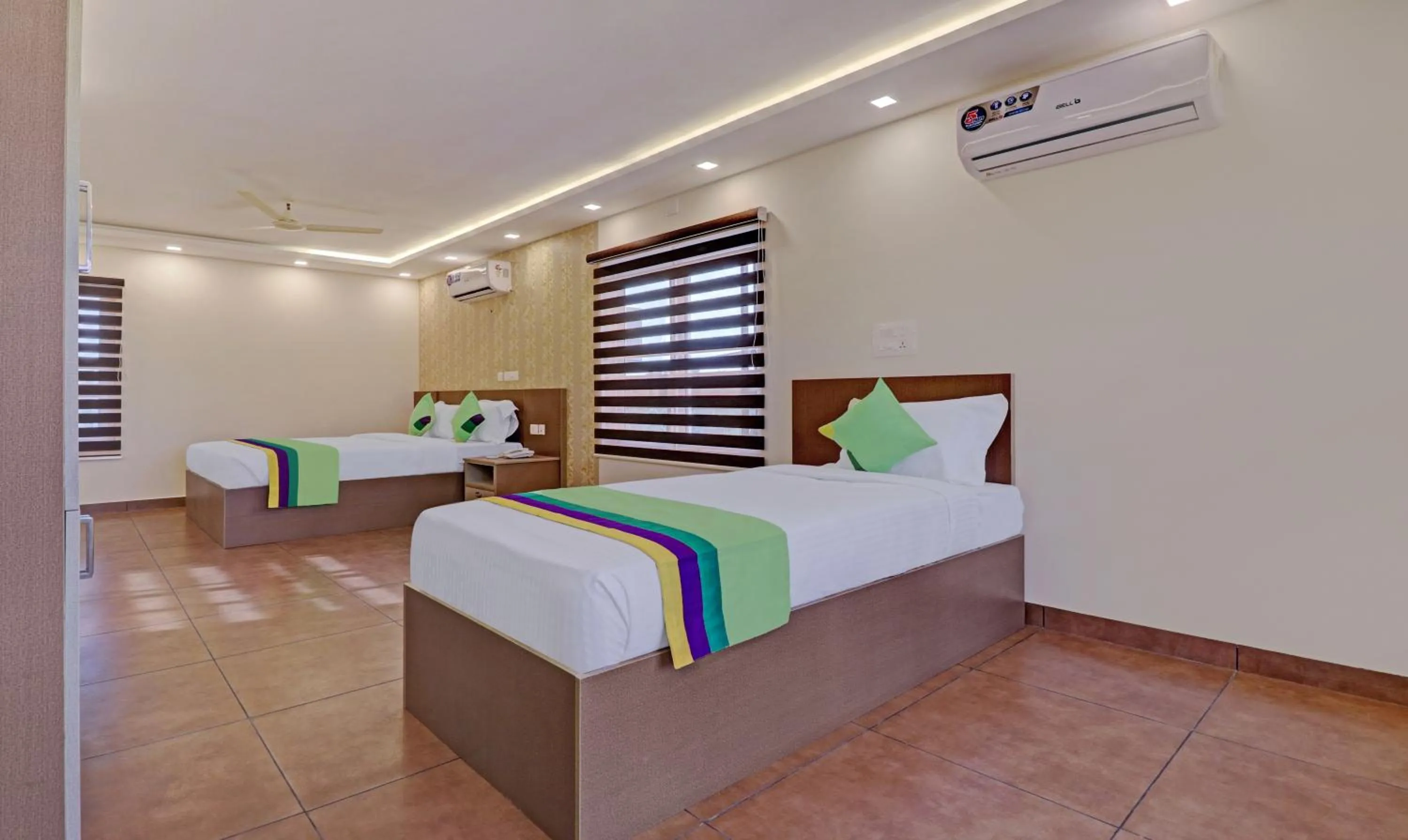 Bedroom, Bed in Treebo Golden Terminal, Kochi Airport