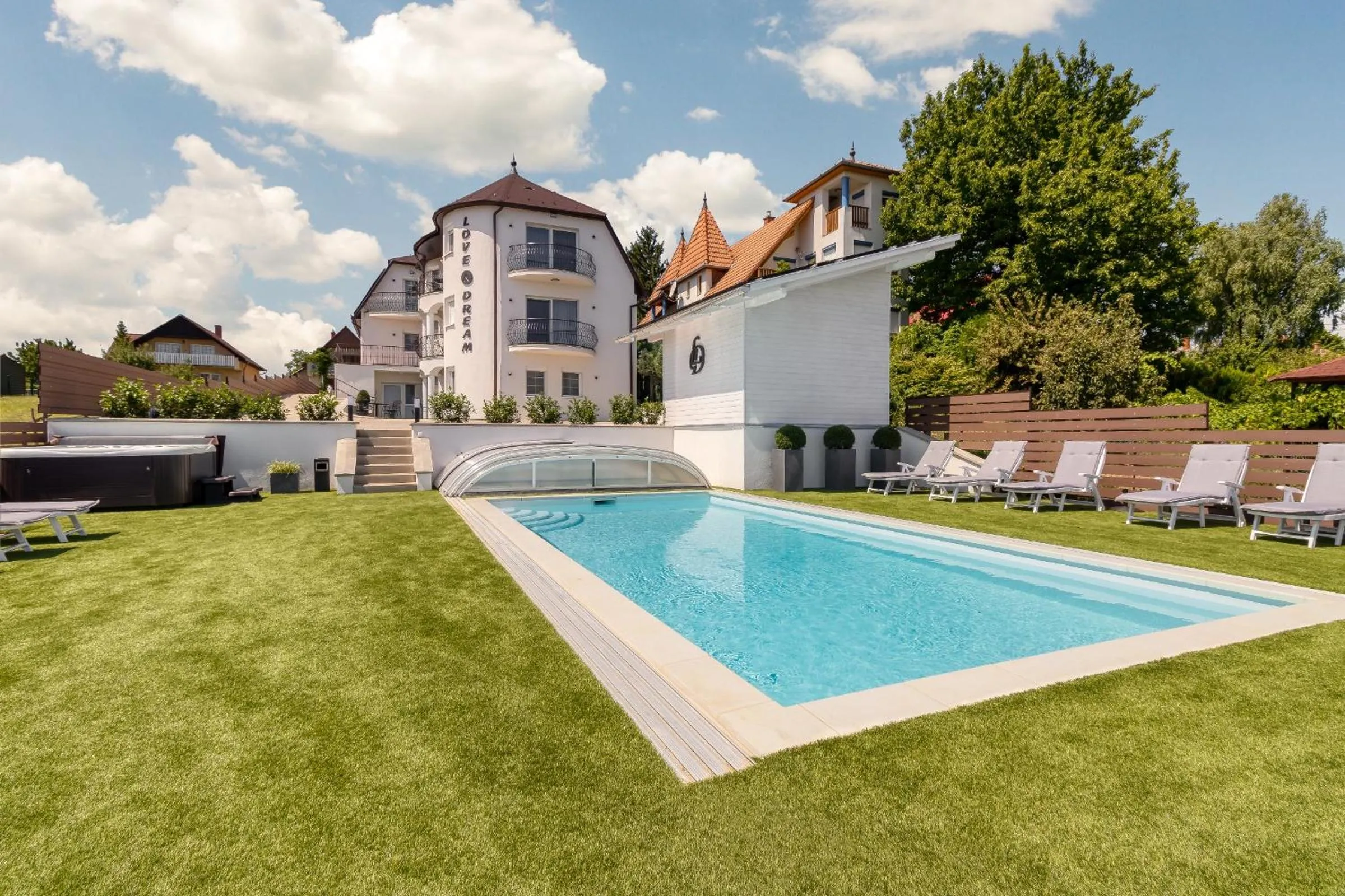 Swimming pool in Love and Dream Élményvilla