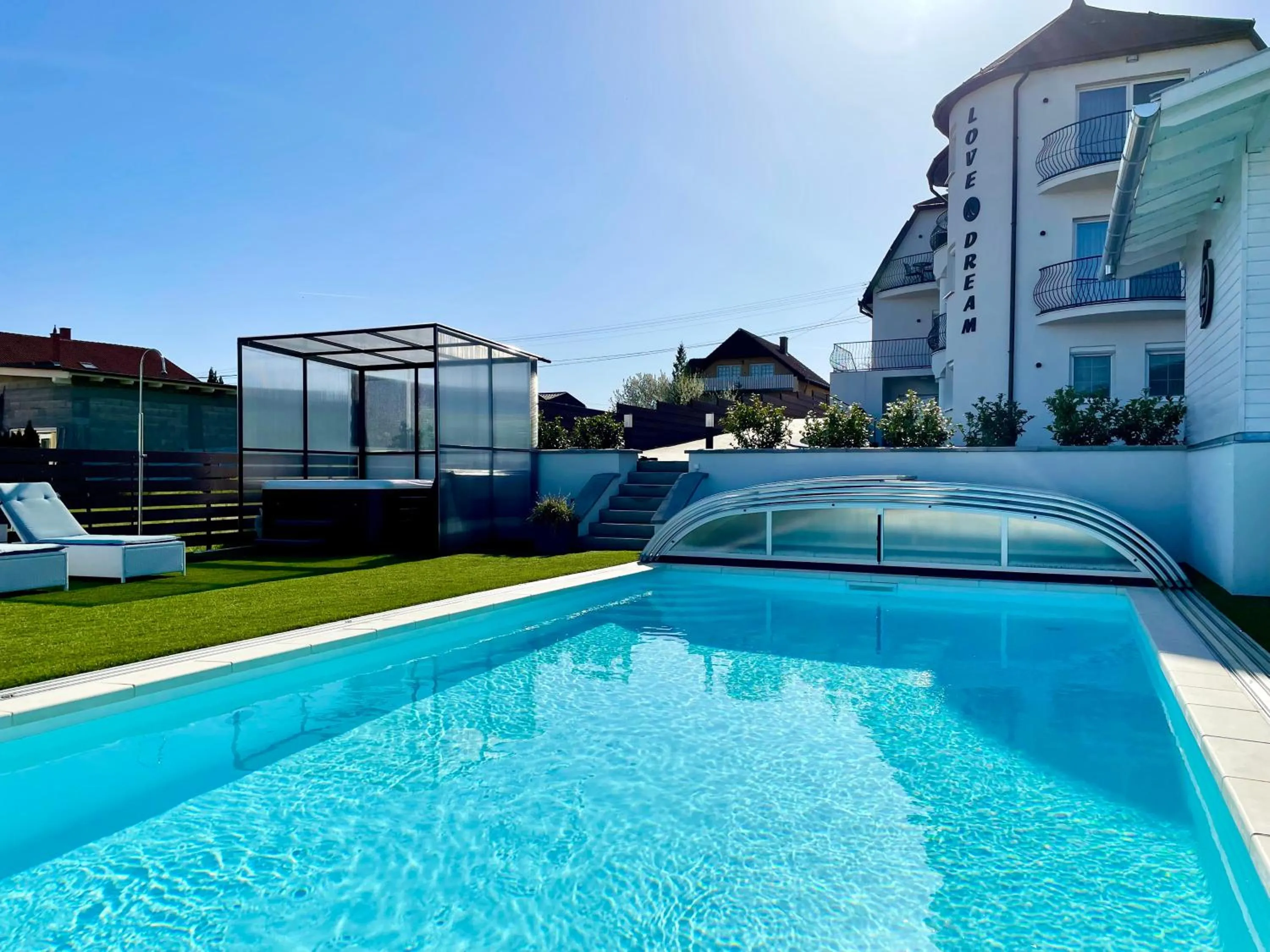 Swimming pool in Love and Dream Élményvilla