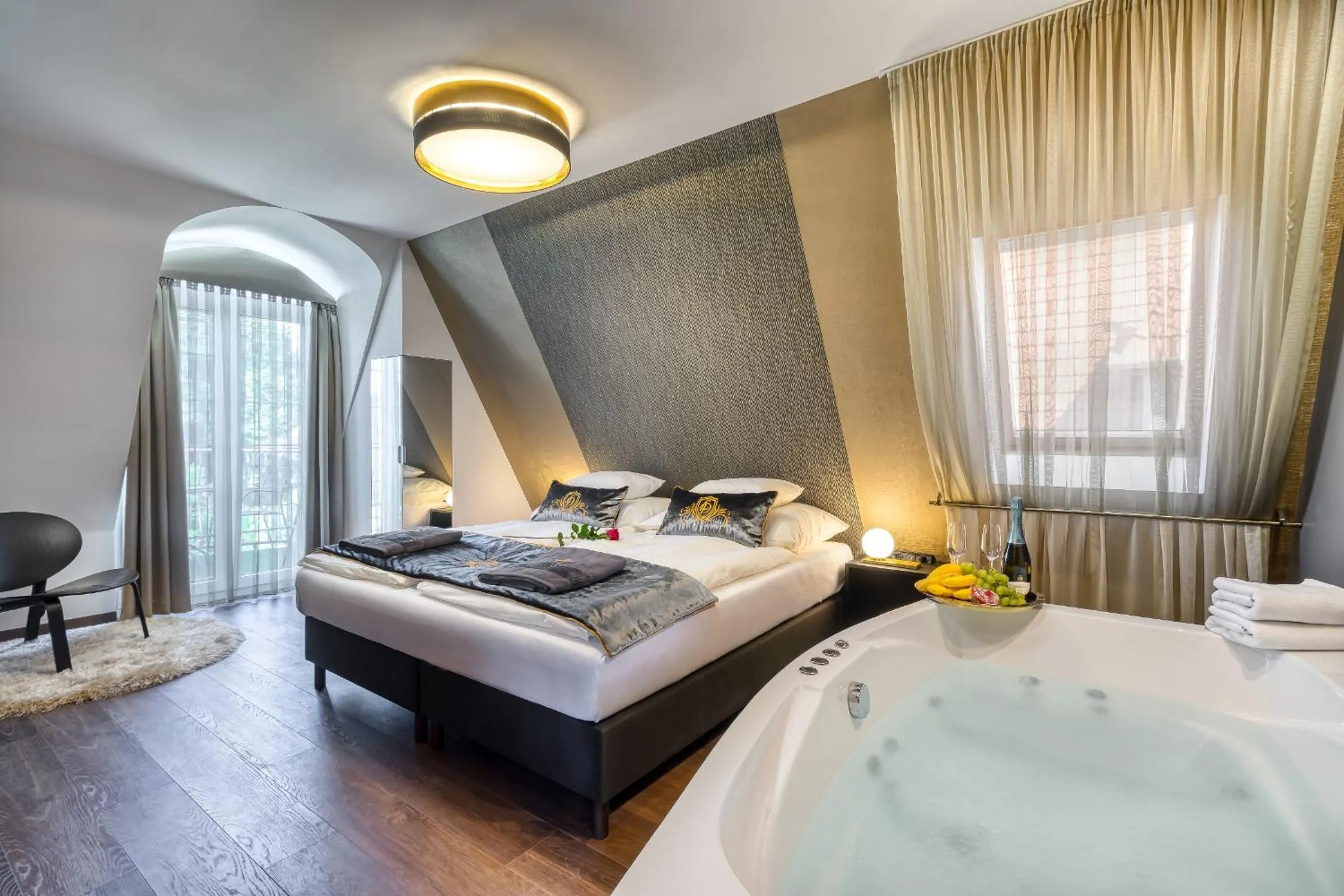 Photo of the whole room, Bed in Love and Dream Élményvilla