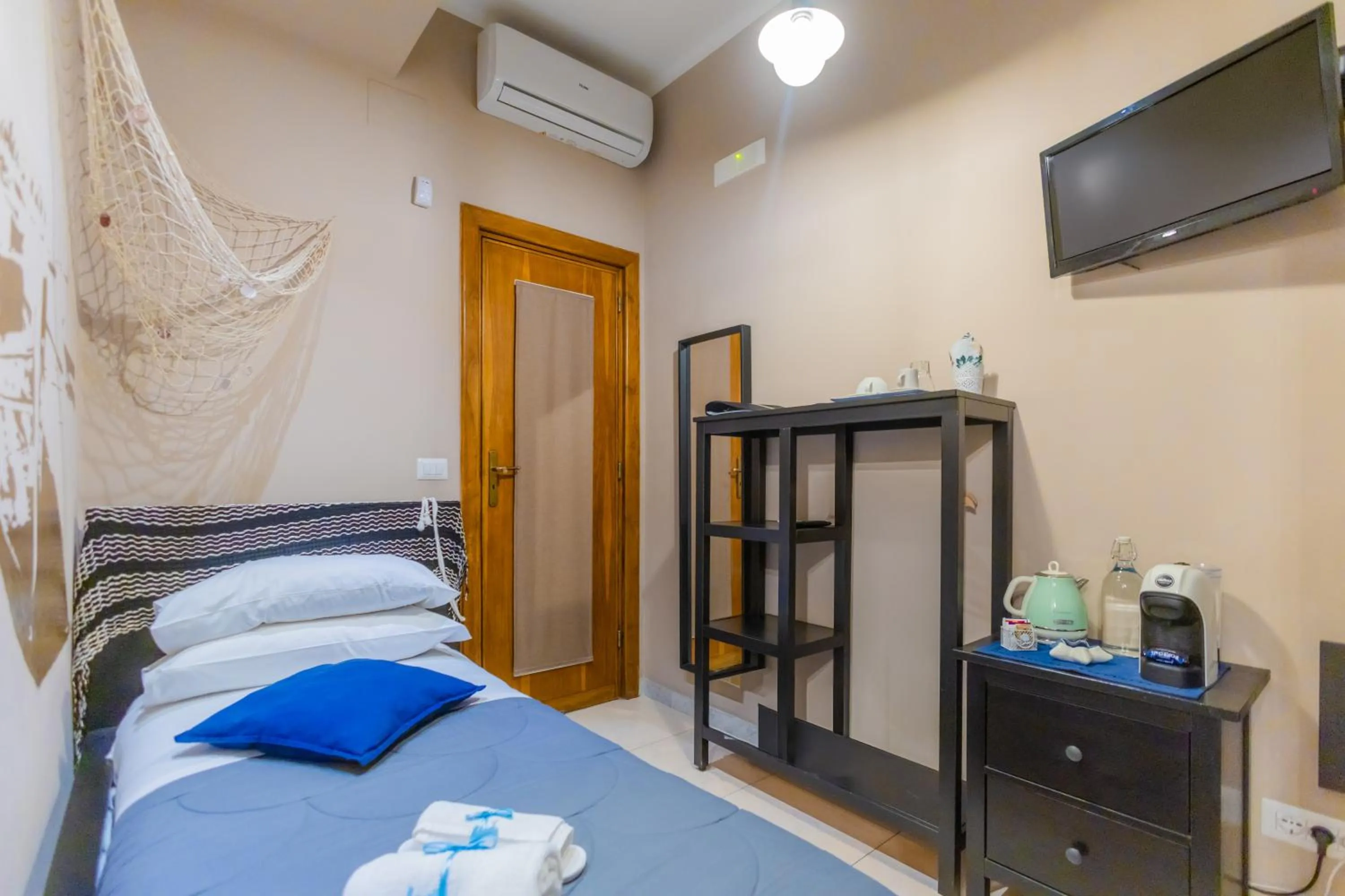 TV and multimedia, Bed in Bari Antica Boutique B&B