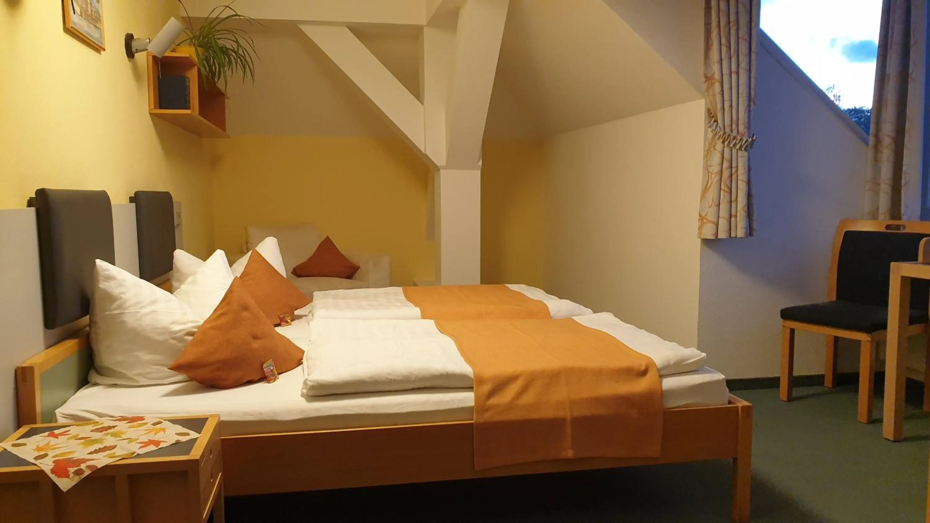 Restaurant/places to eat, Bed in Hotel Regenbogenhaus