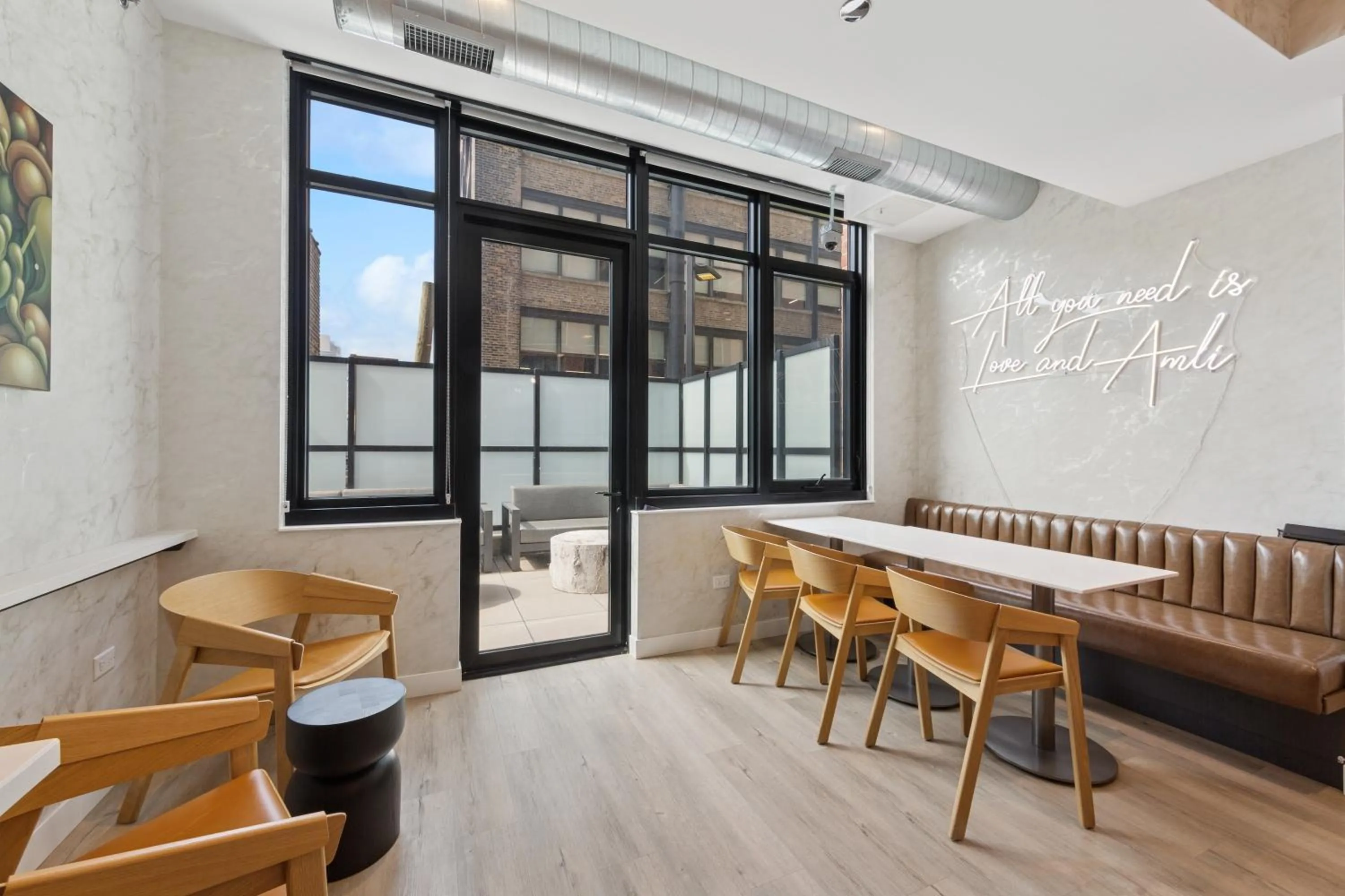 Communal lounge/ TV room in Kasa River North Chicago