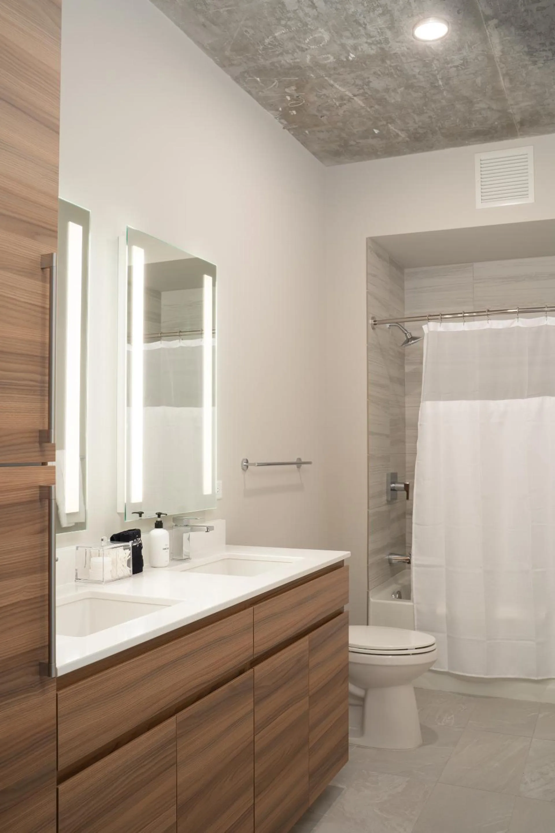 Bathroom in Kasa River North Chicago