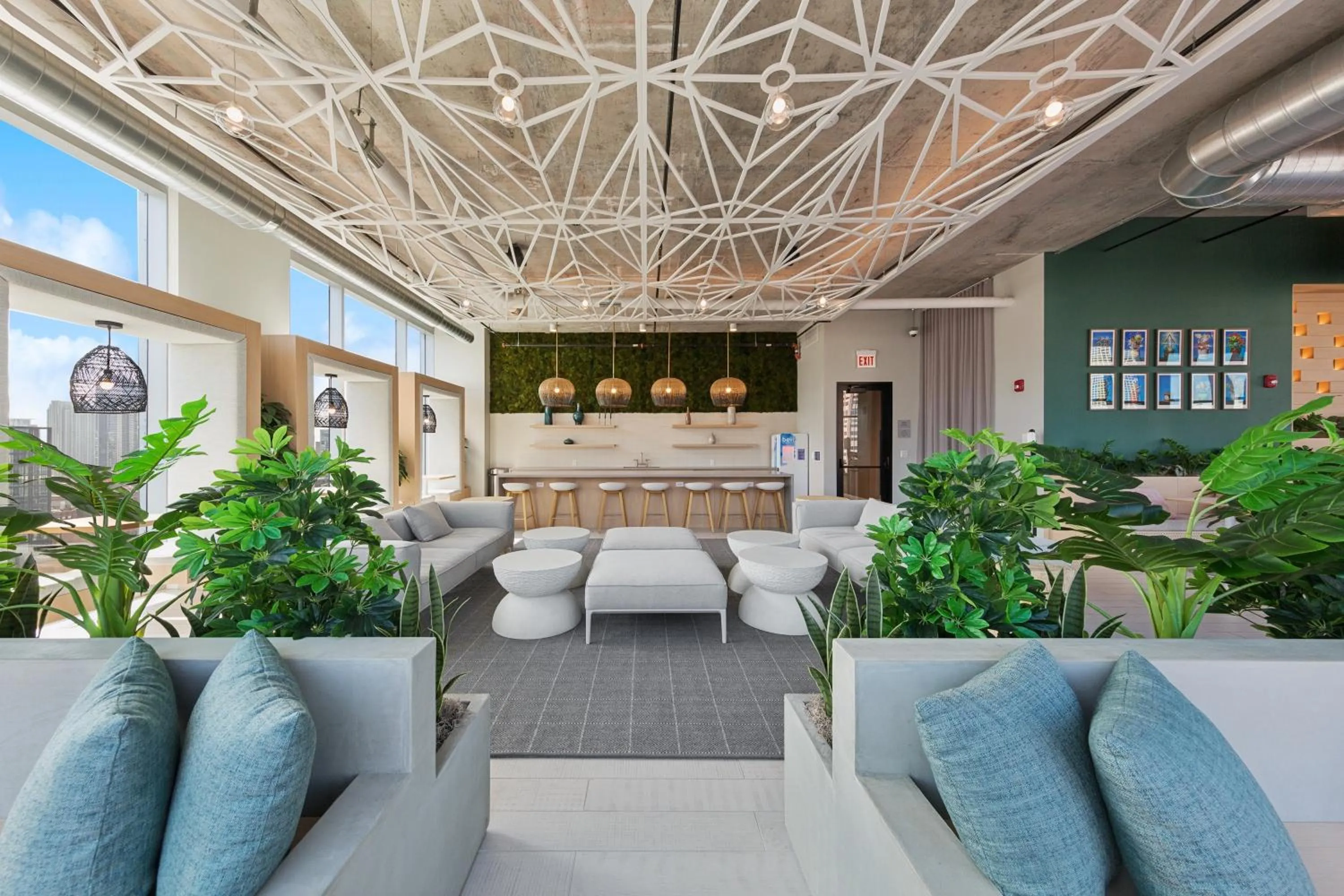 Communal lounge/ TV room in Kasa River North Chicago