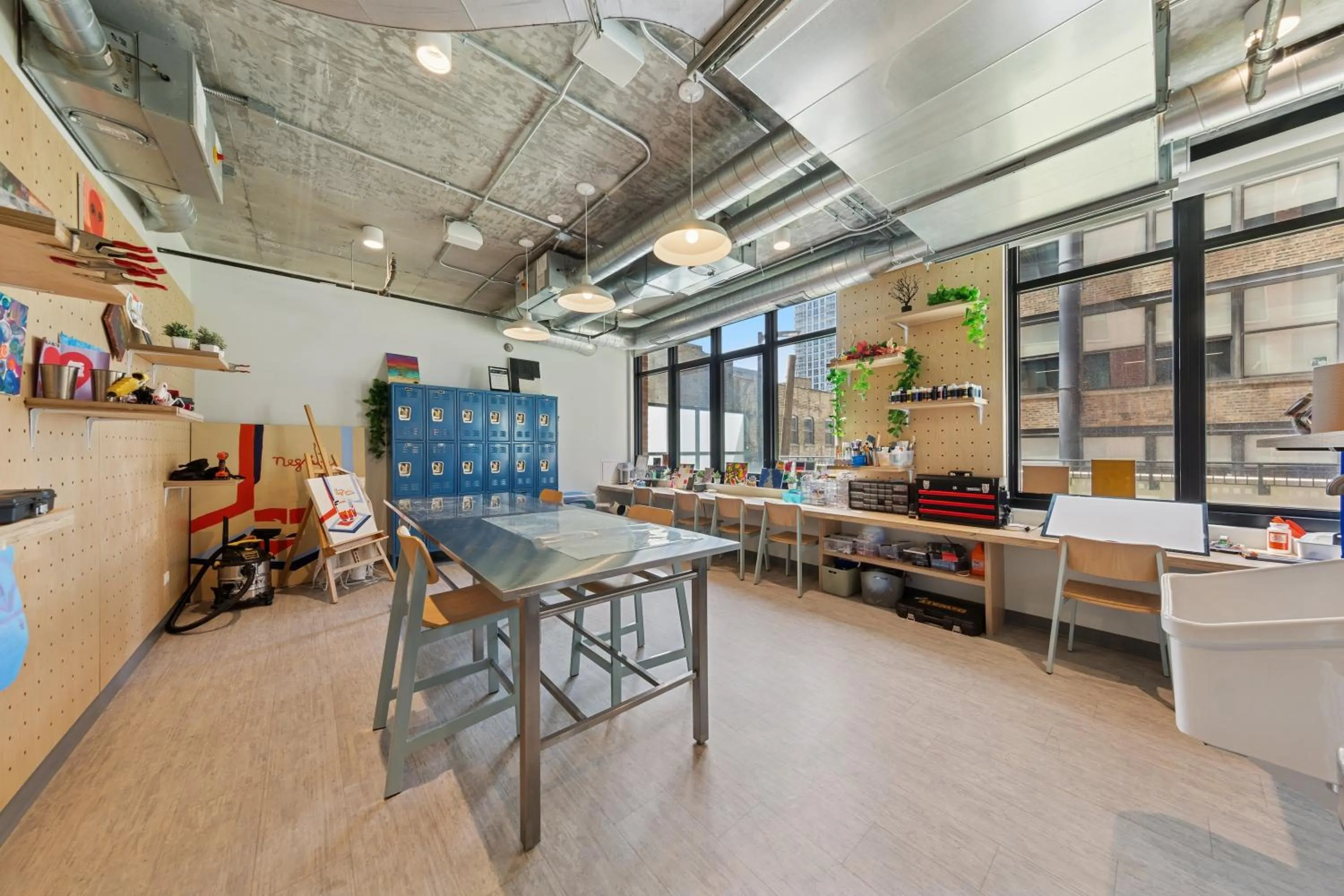 Communal lounge/ TV room in Kasa River North Chicago