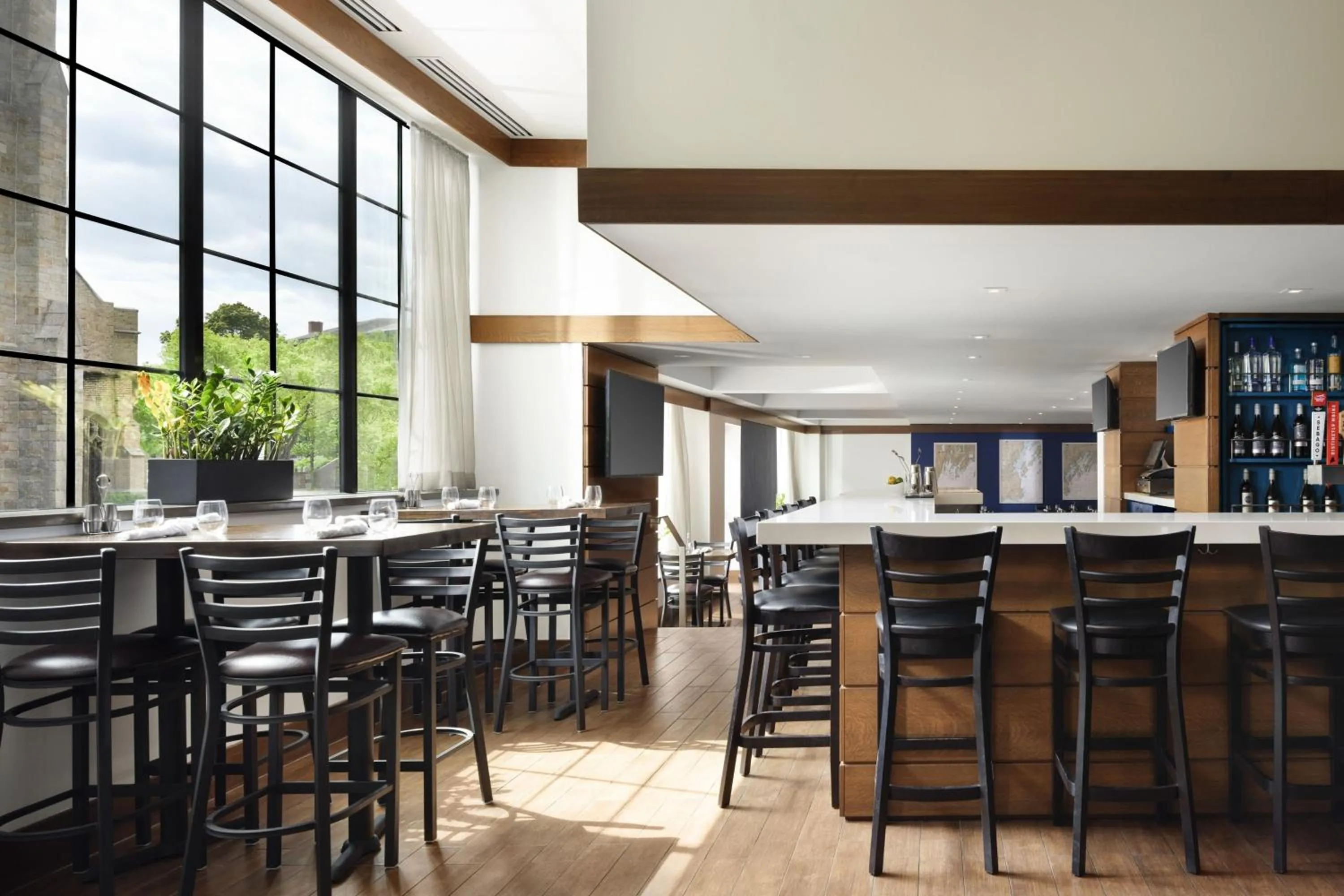 Lounge or bar in The Westin Portland Harborview
