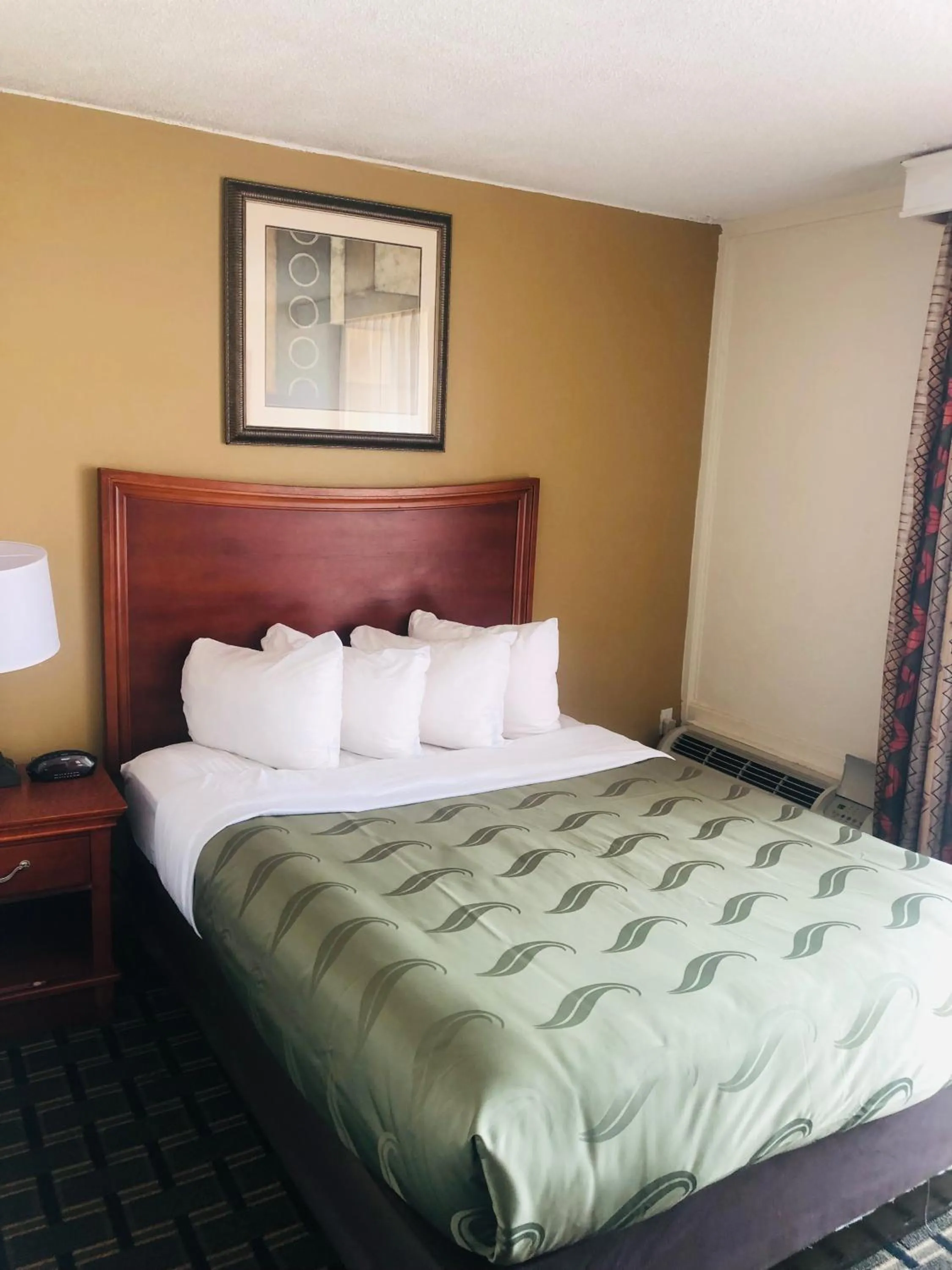 Bed in Quail Inn and Suites - Myrtle Beach