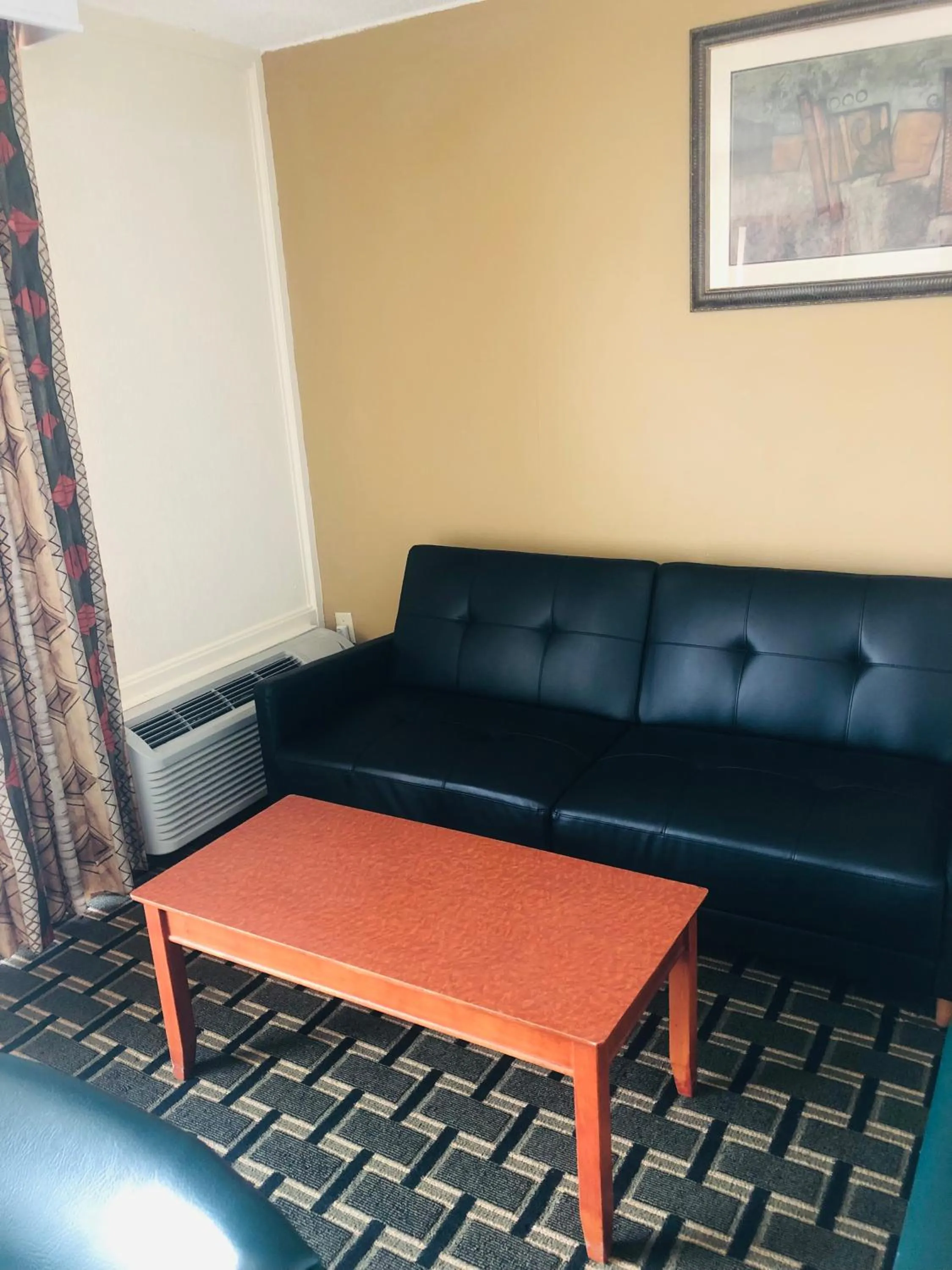 Living room in Quail Inn and Suites - Myrtle Beach