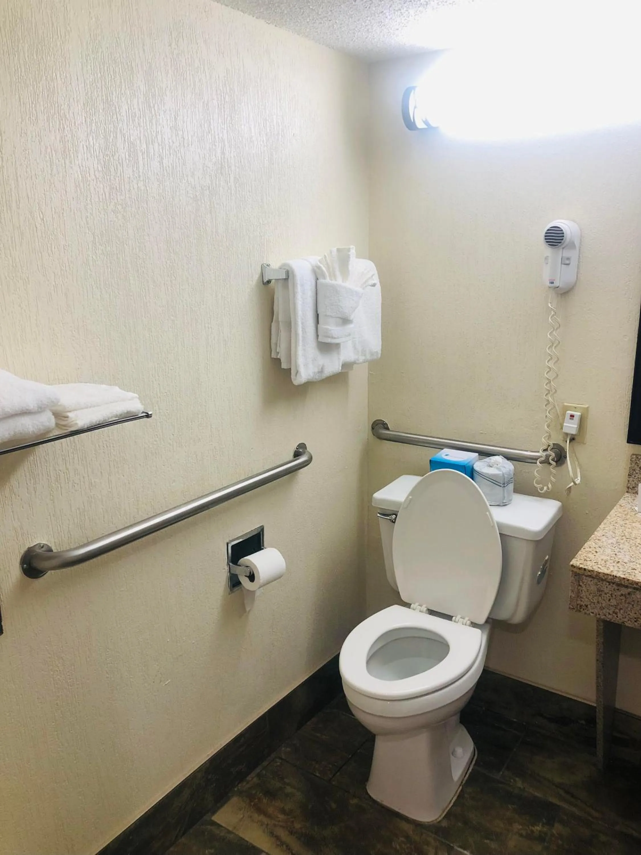 Bathroom in Quail Inn and Suites - Myrtle Beach