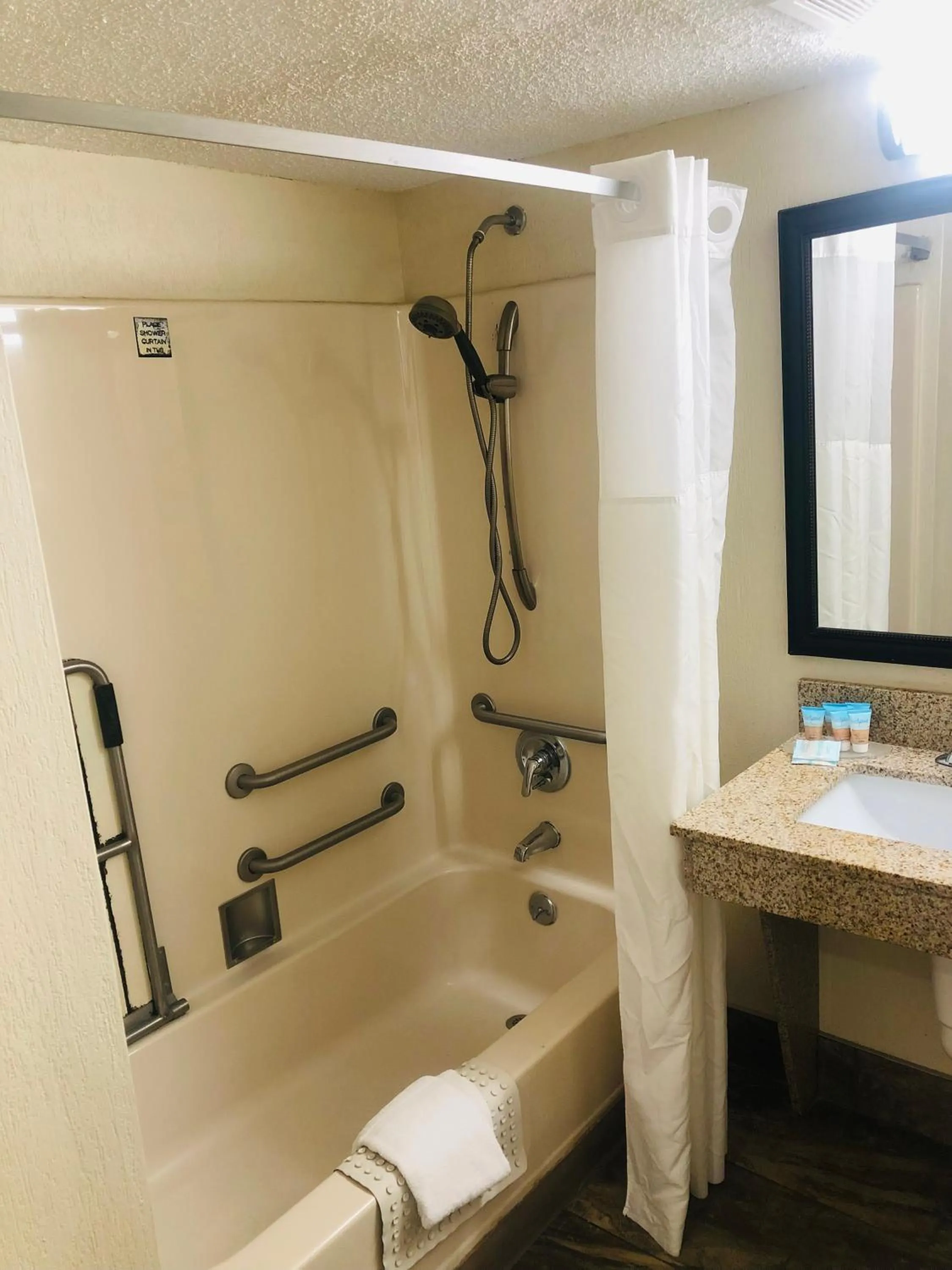 Bathroom in Quail Inn and Suites - Myrtle Beach
