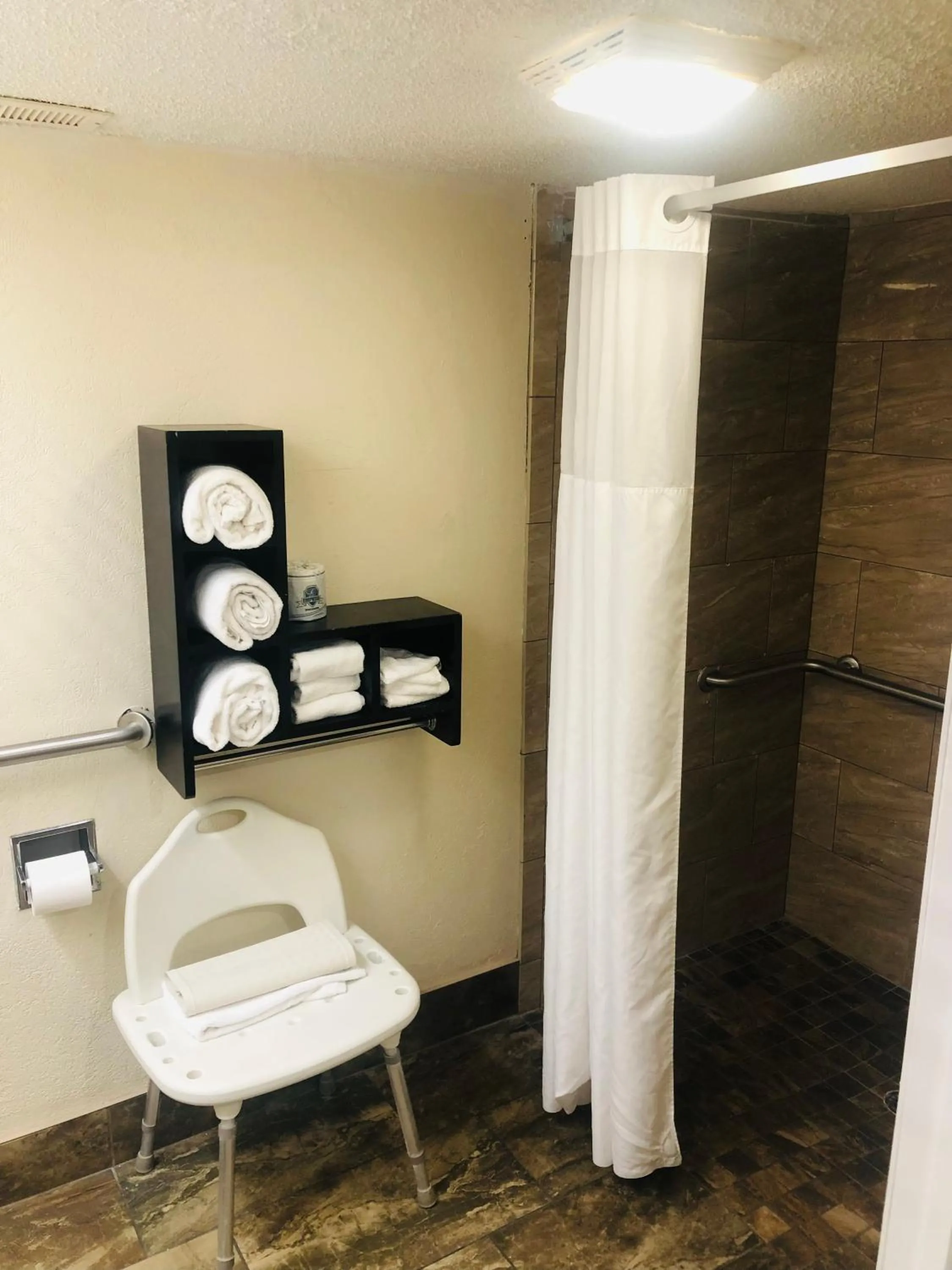 Bathroom in Quail Inn and Suites - Myrtle Beach