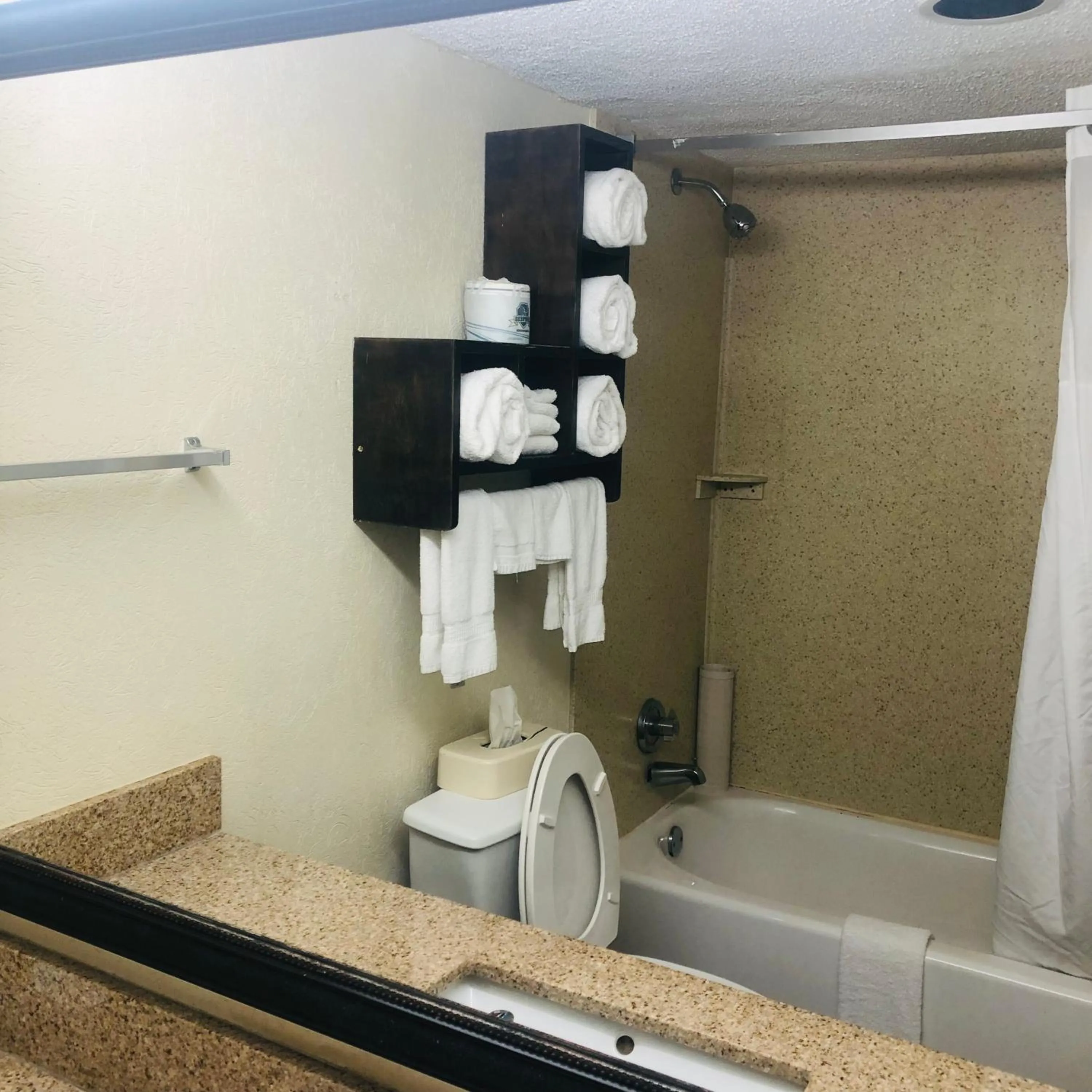 Bathroom in Quail Inn and Suites - Myrtle Beach