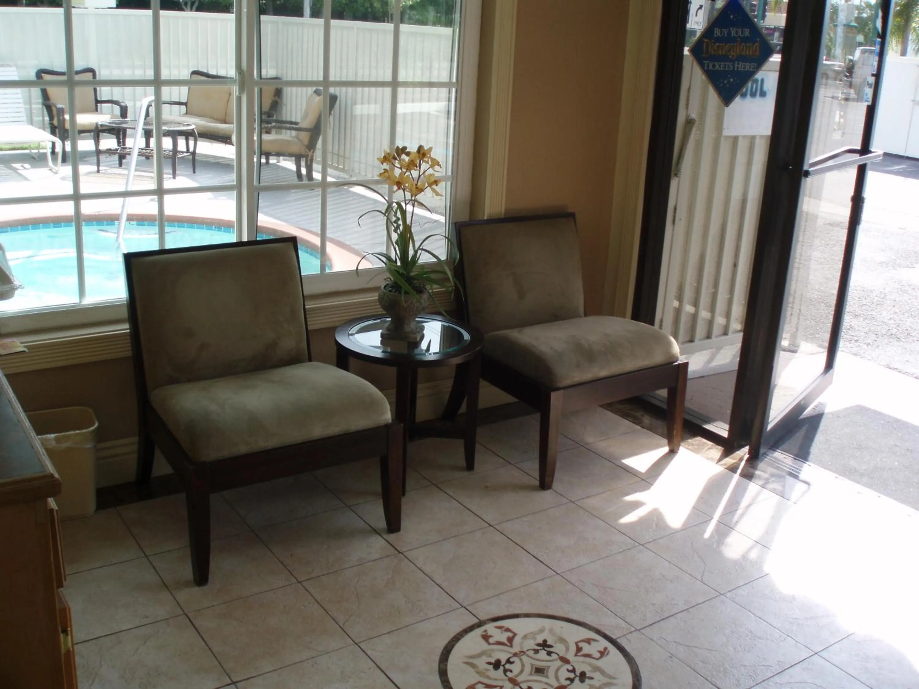 Lobby or reception in Abby's Anaheimer Inn - Across Disneyland Park