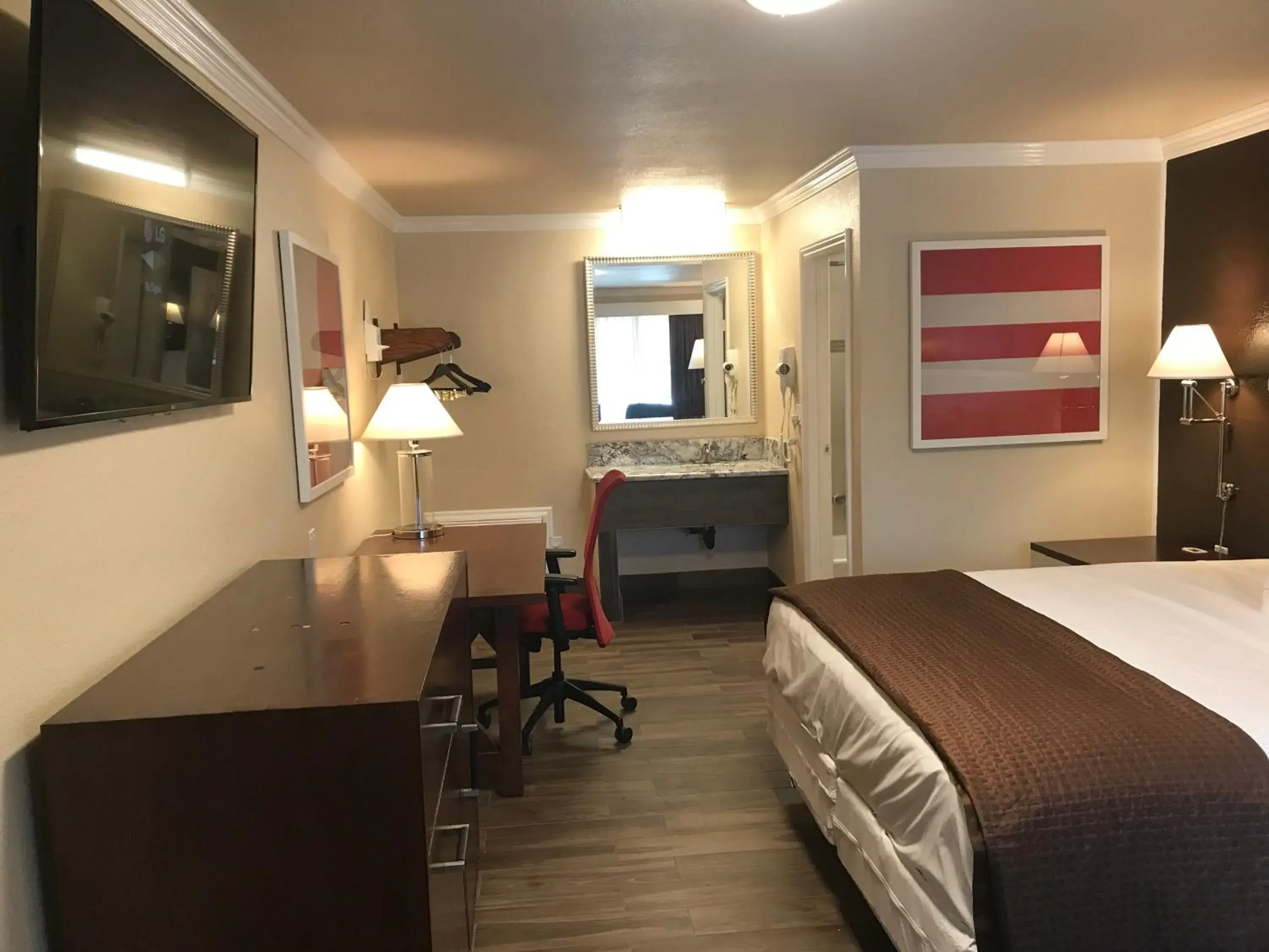 Standard King Room in Abby's Anaheimer Inn - Across Disneyland Park Standard King Room in Abby's Anaheimer Inn - Across Disneyland Park