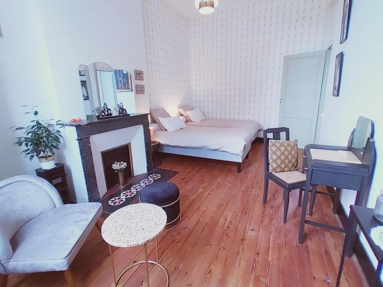 Photo of the whole room, Bed in La maison botanique