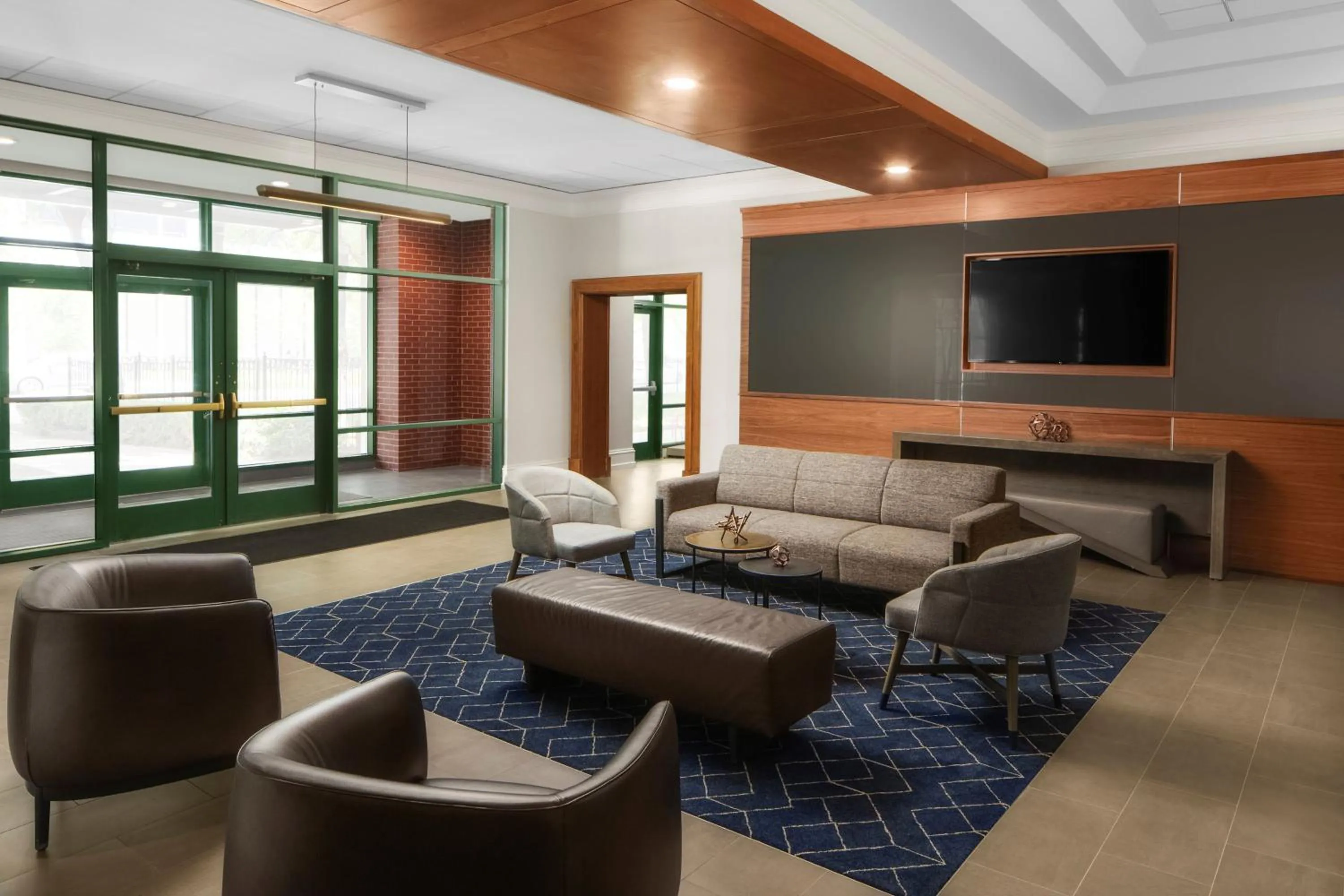 Communal lounge/ TV room in Courtyard by Marriott Chicago at Medical District-UIC