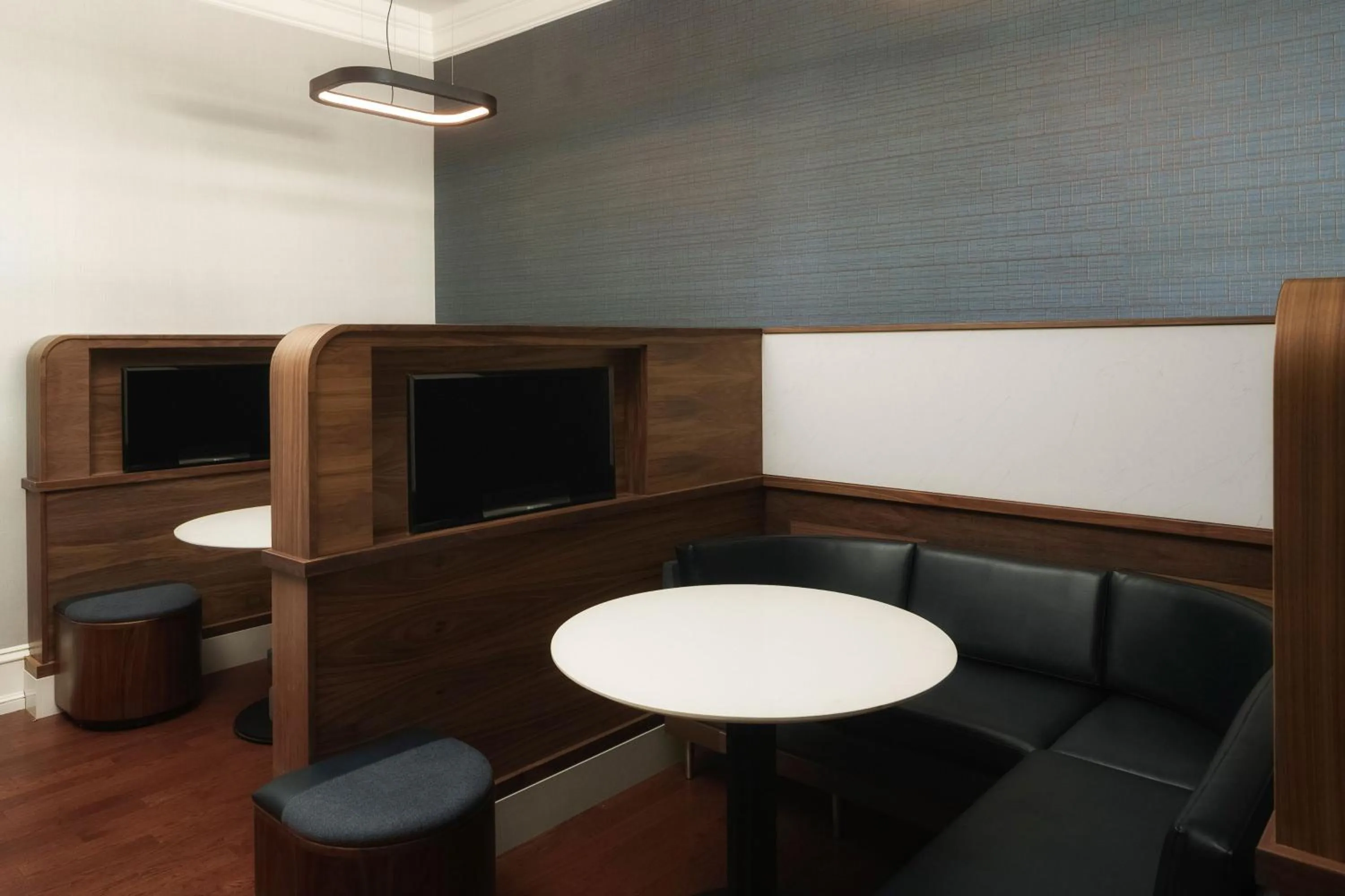TV and multimedia in Courtyard by Marriott Chicago at Medical District-UIC