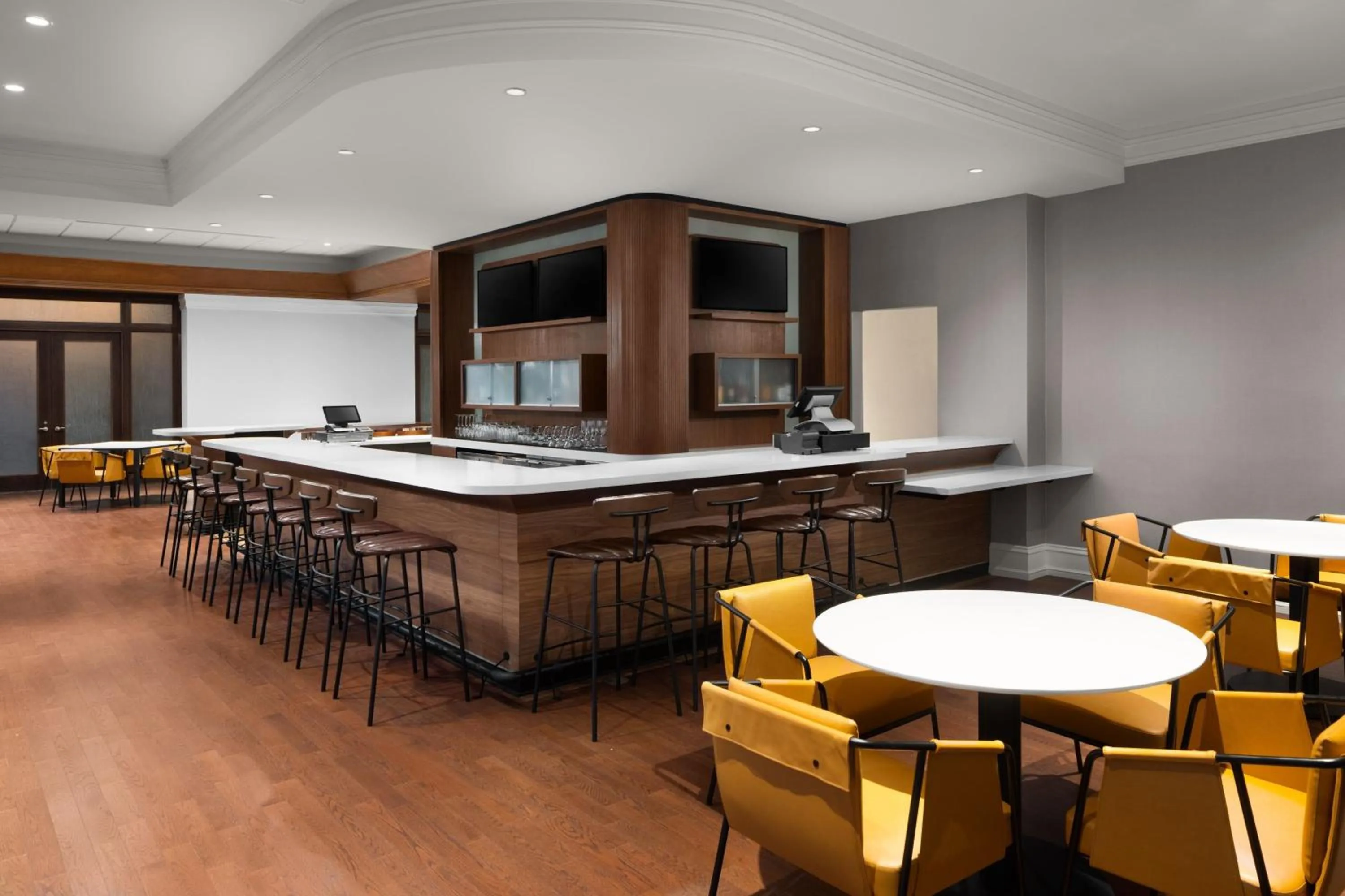 Lounge or bar in Courtyard by Marriott Chicago at Medical District-UIC