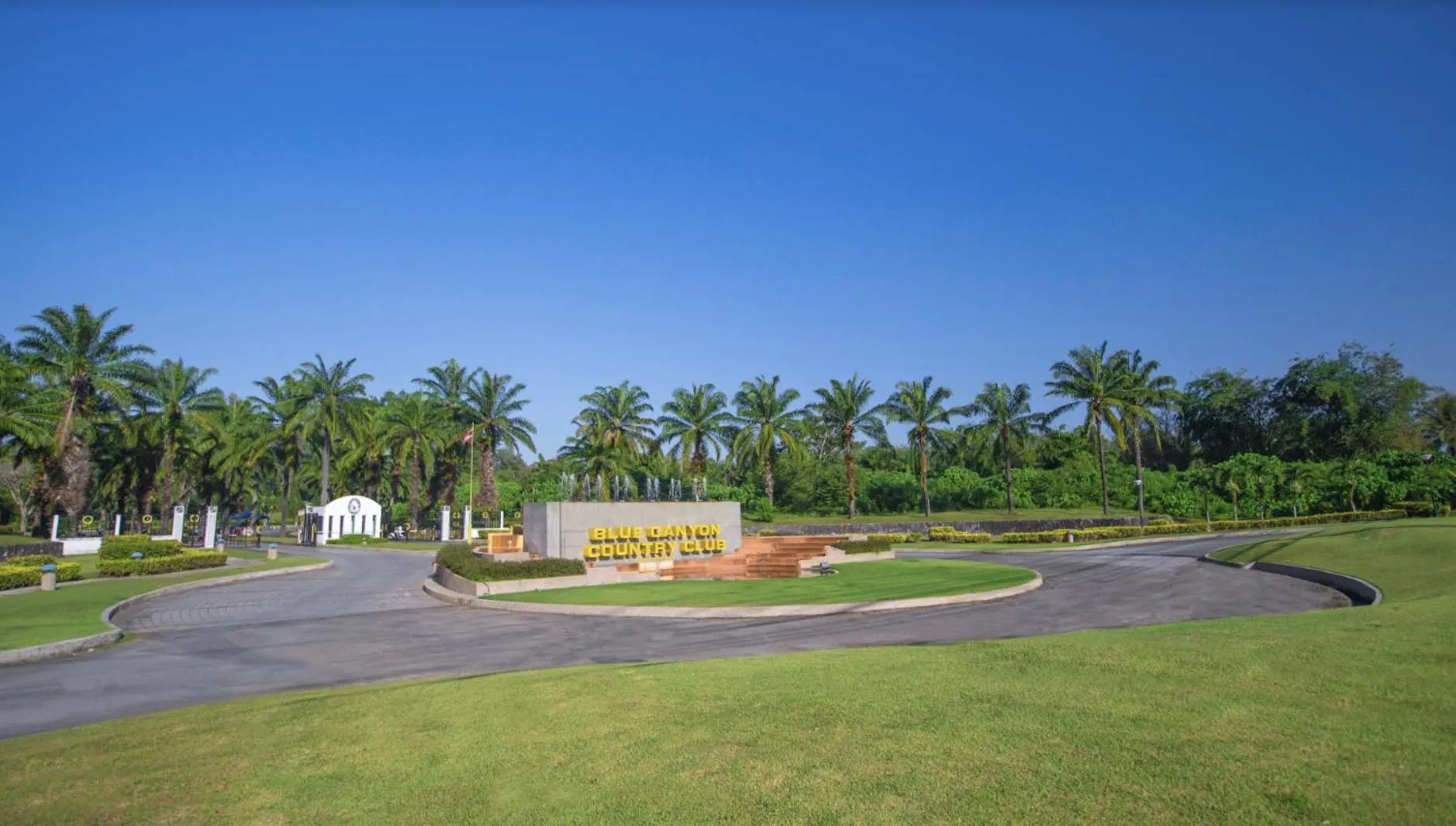Facade/entrance in Blue Canyon Country Club