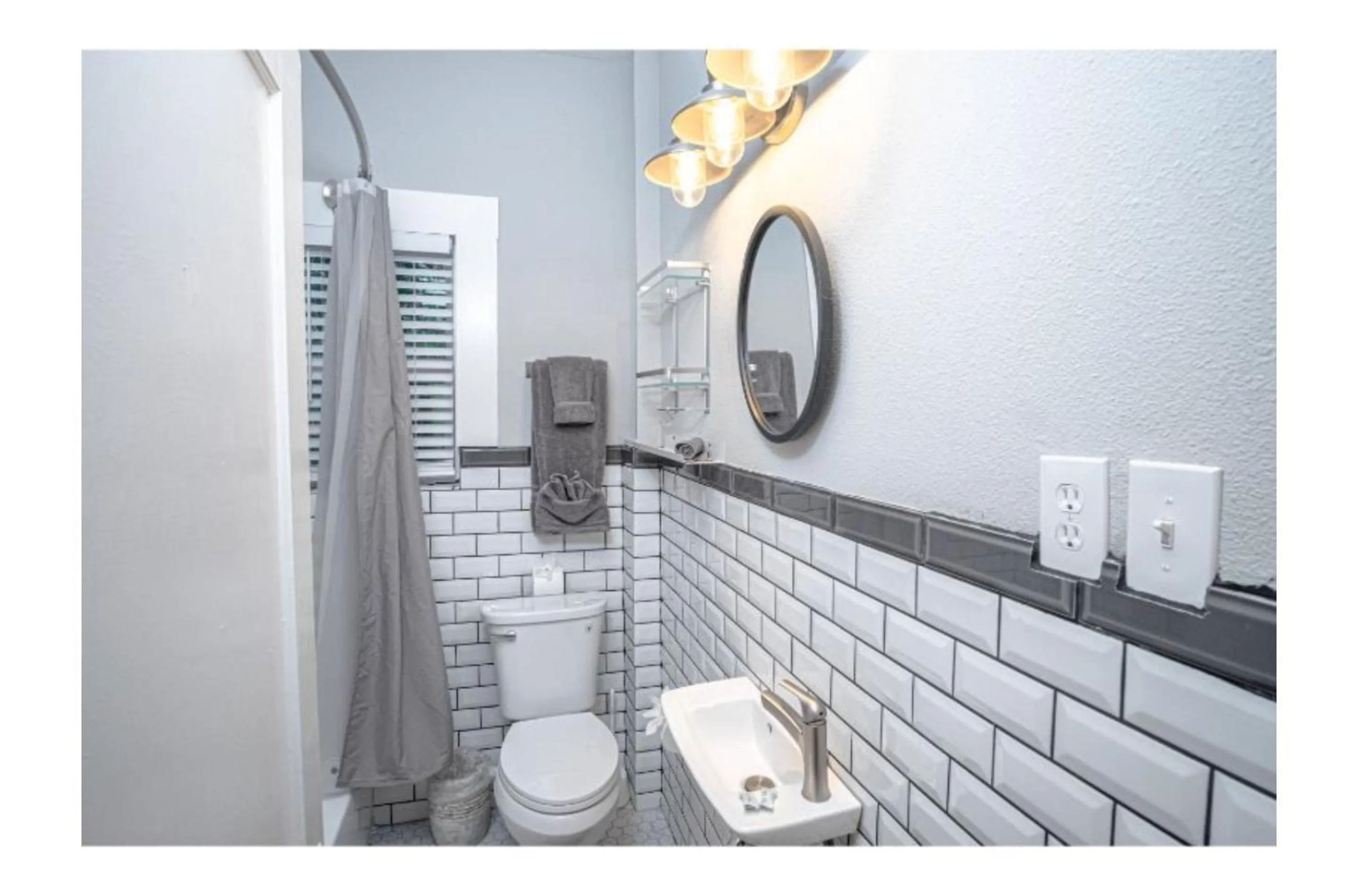 Bathroom in Remodeled Modern 1BR1BA Apt Near Downtown, 5min Pearl