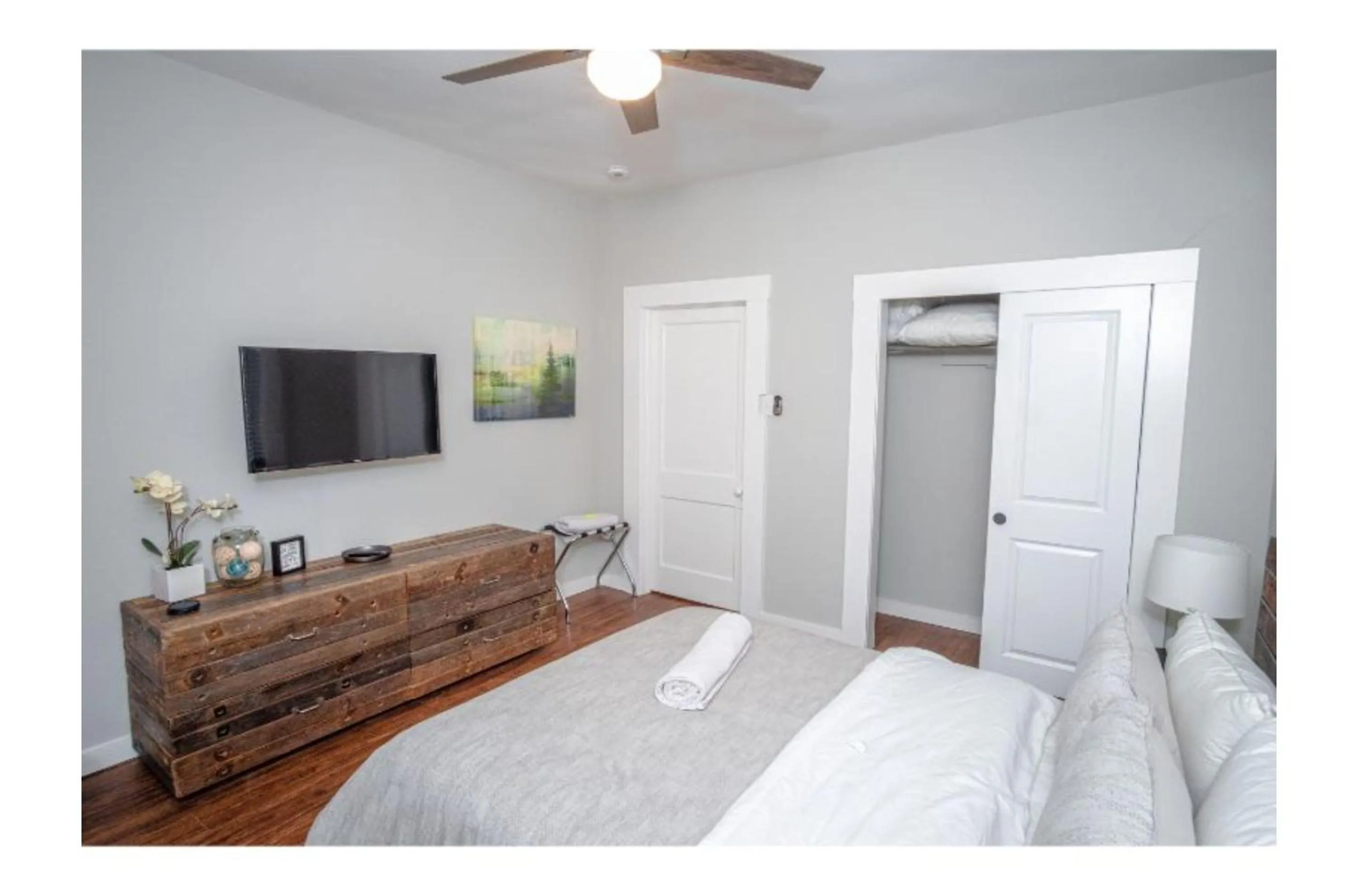 Bed in Remodeled Modern 1BR1BA Apt Near Downtown, 5min Pearl