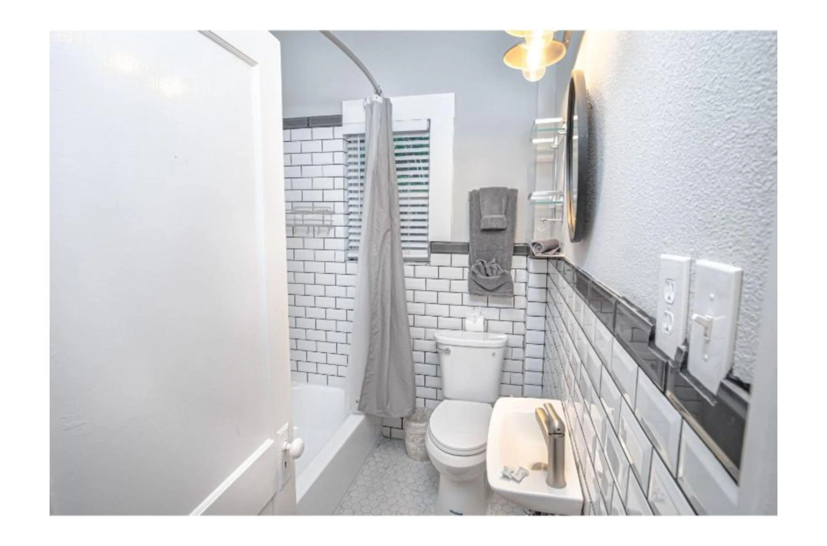 Toilet in Remodeled Modern 1BR1BA Apt Near Downtown, 5min Pearl