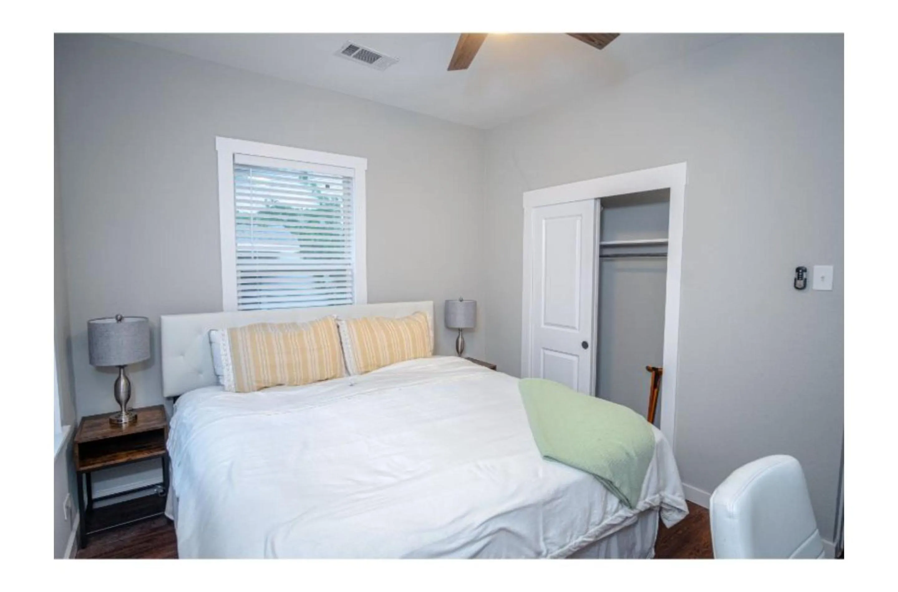 Bed in Remodeled Modern 1BR1BA Apt Near Downtown, 5min Pearl