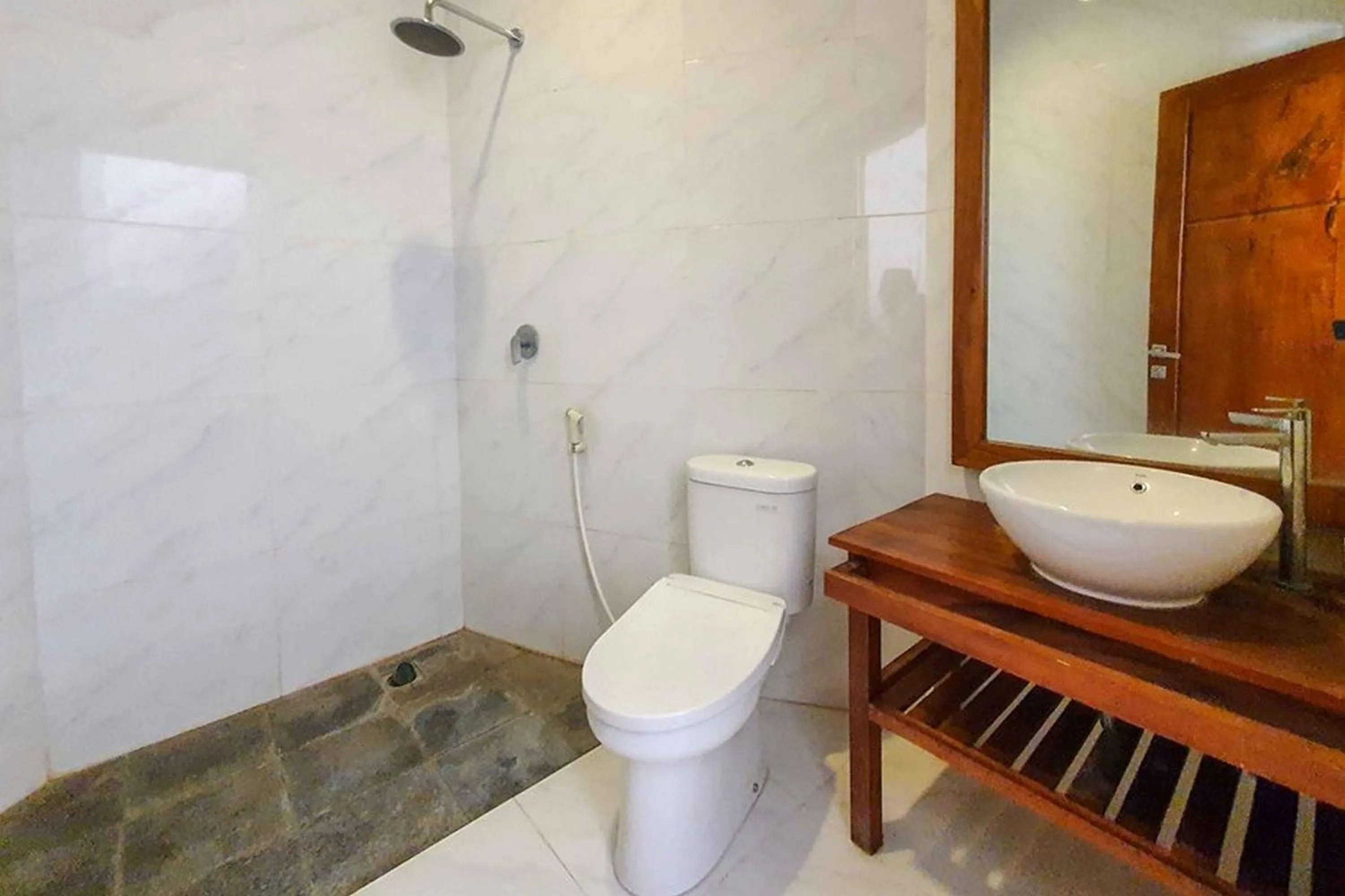 Bathroom in Rumah Eyang Tardjo Syariah Mitra RedDoorz