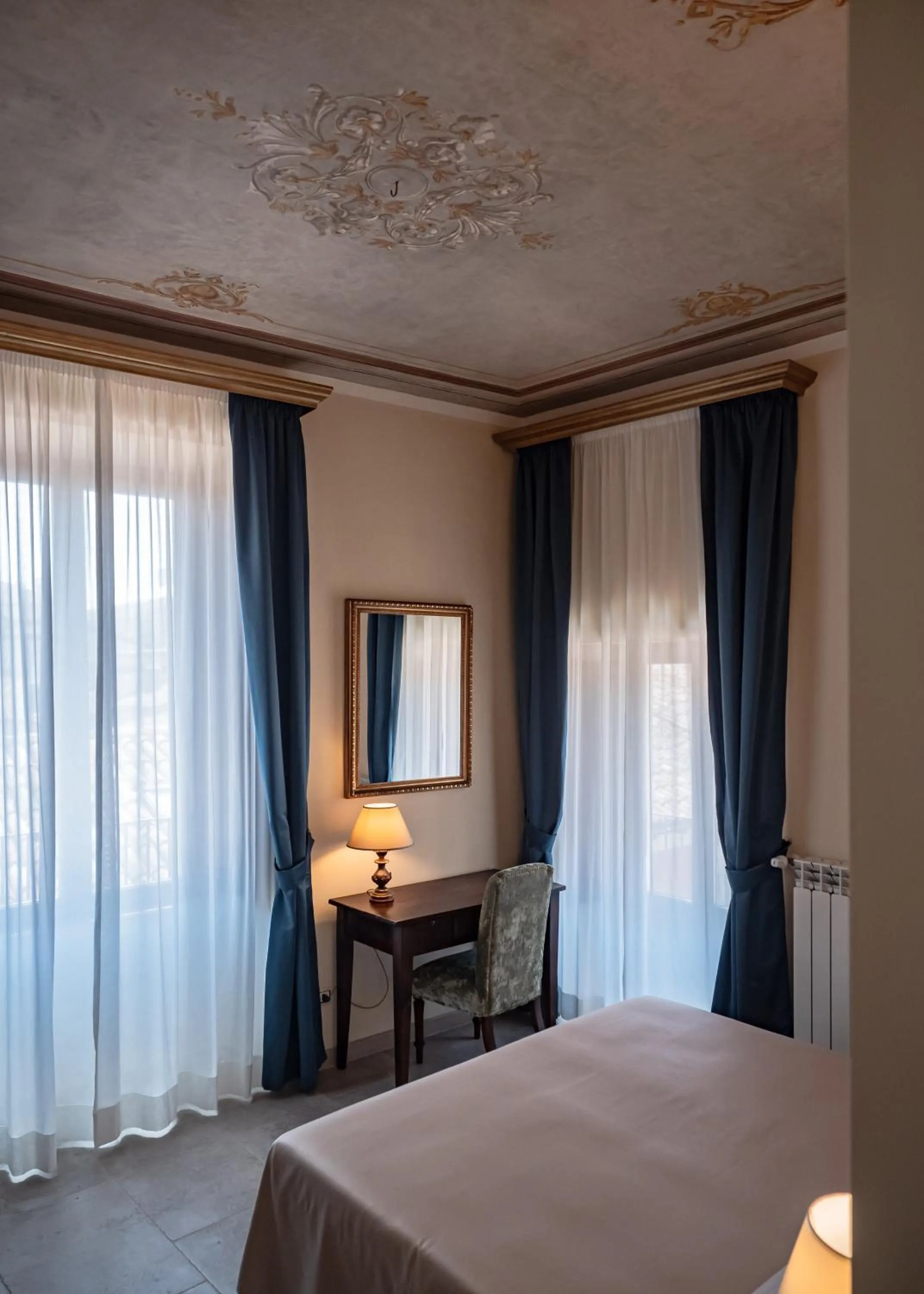 Bed in Palazzo dei Pavoni, Relais di Charme