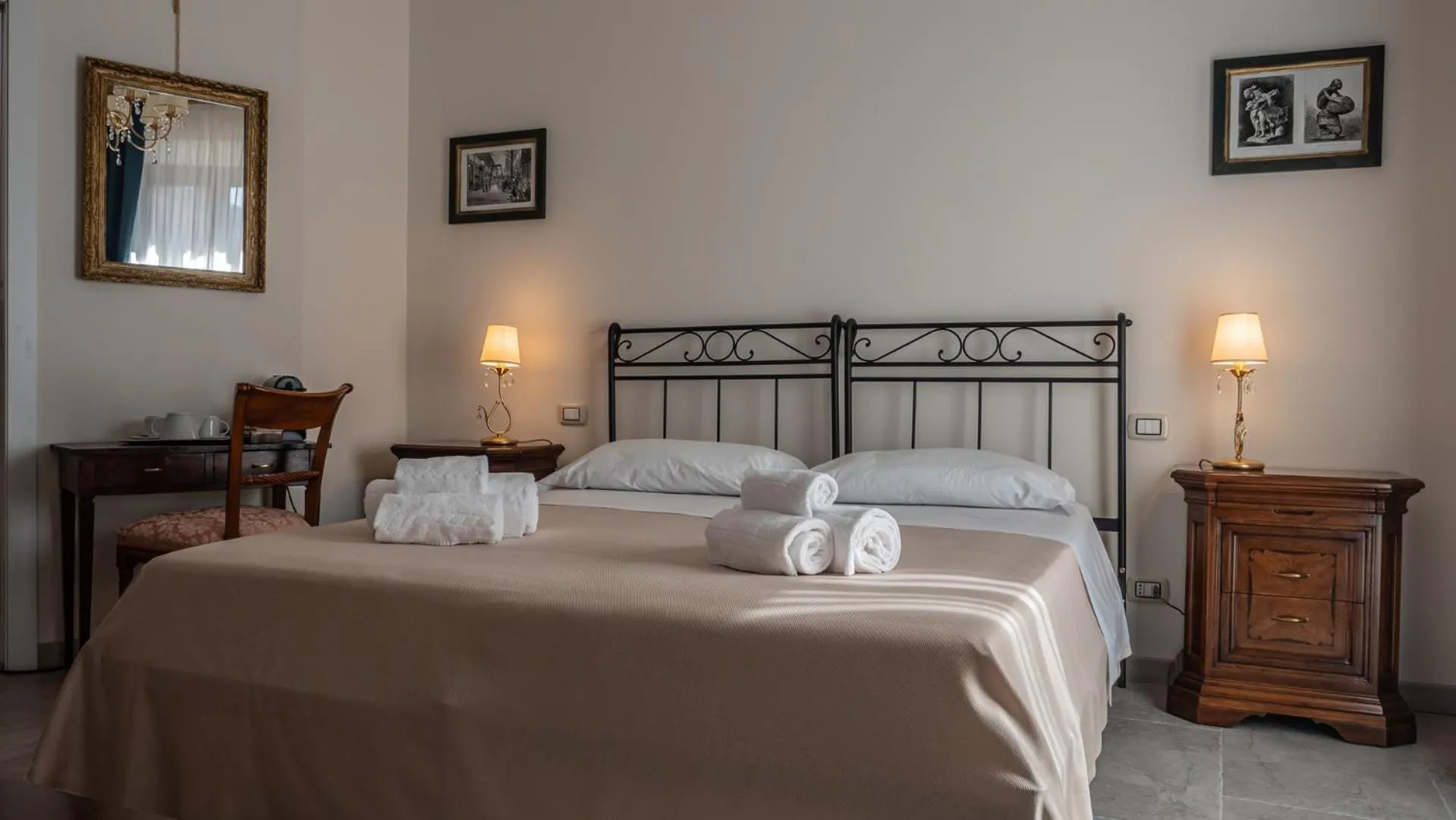 Photo of the whole room, Bed in Palazzo dei Pavoni, Relais di Charme