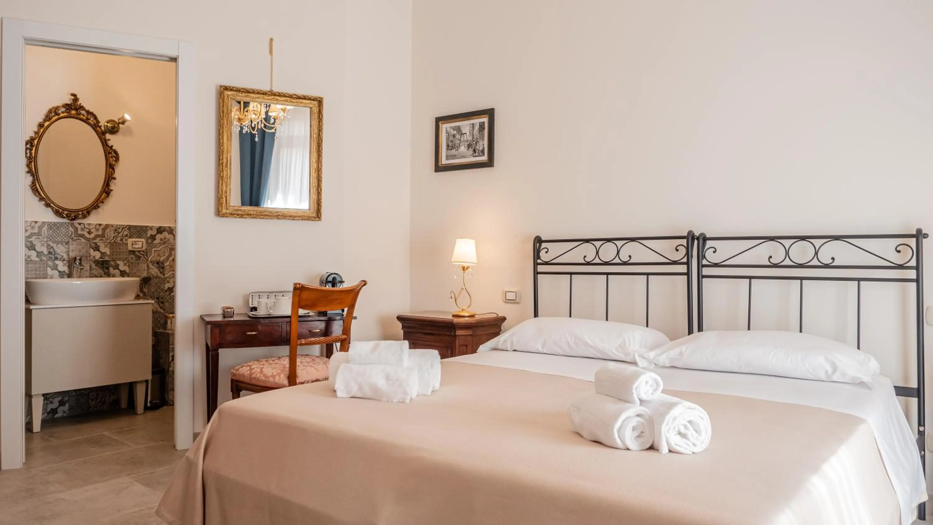 Photo of the whole room, Bed in Palazzo dei Pavoni, Relais di Charme