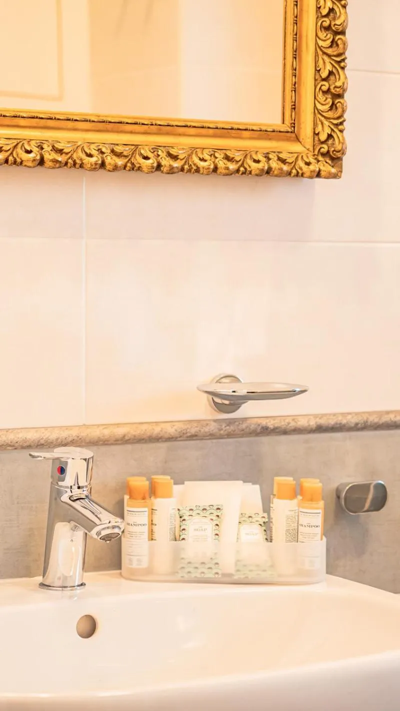 Bathroom in Palazzo dei Pavoni, Relais di Charme