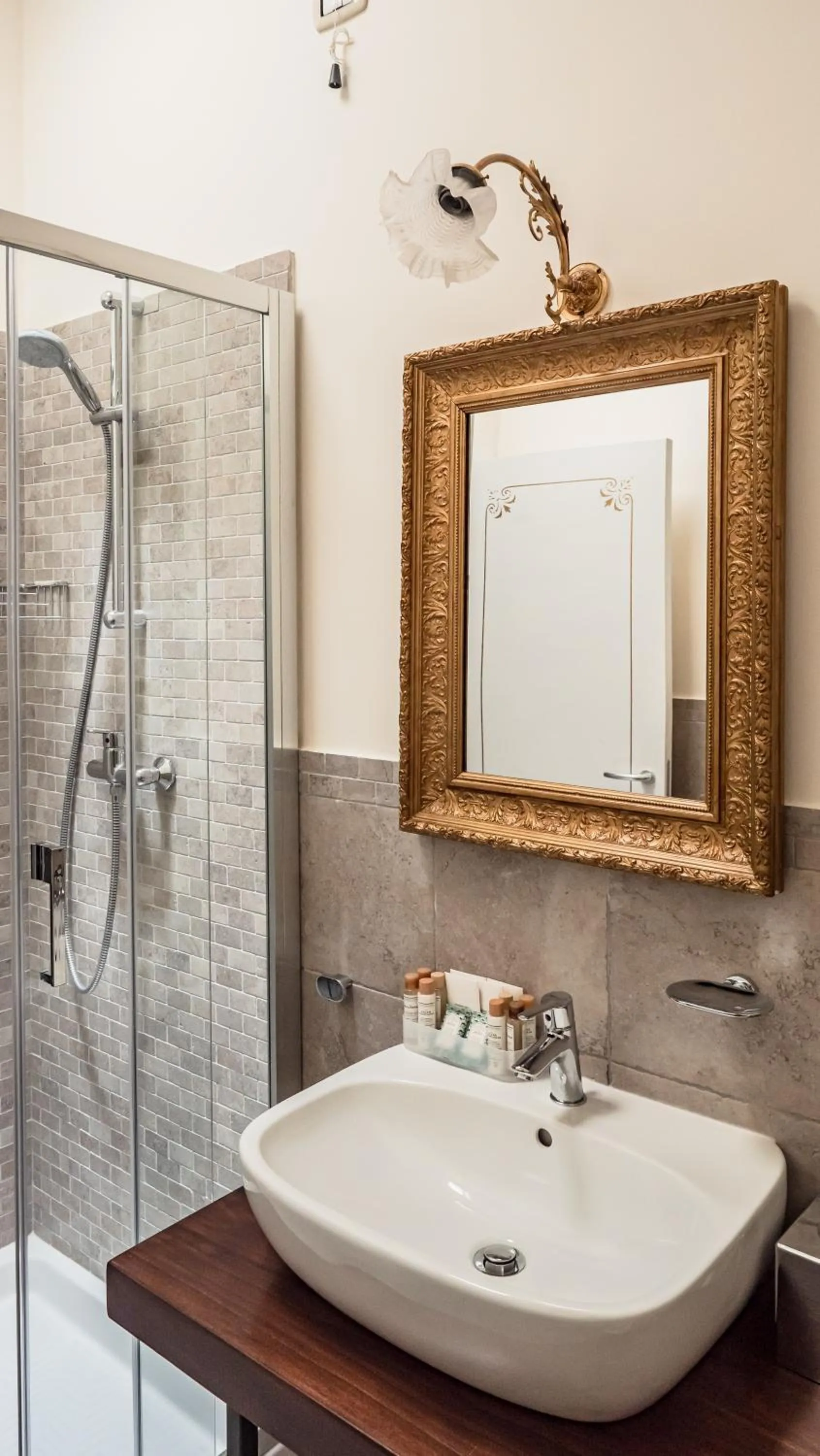 Shower in Palazzo dei Pavoni, Relais di Charme