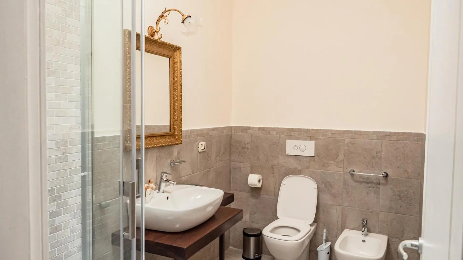 Bathroom in Palazzo dei Pavoni, Relais di Charme