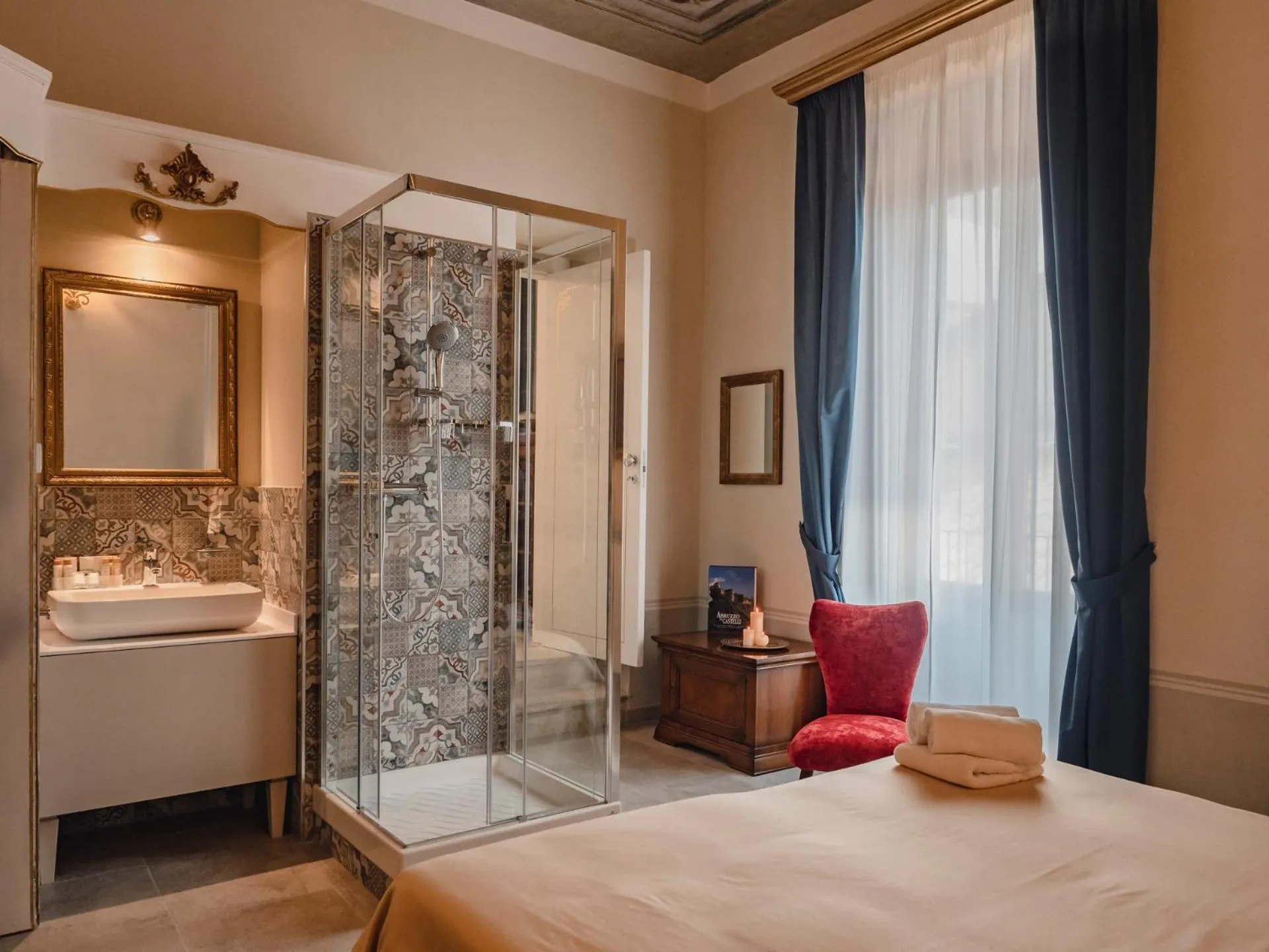 Bathroom, Bed in Palazzo dei Pavoni, Relais di Charme