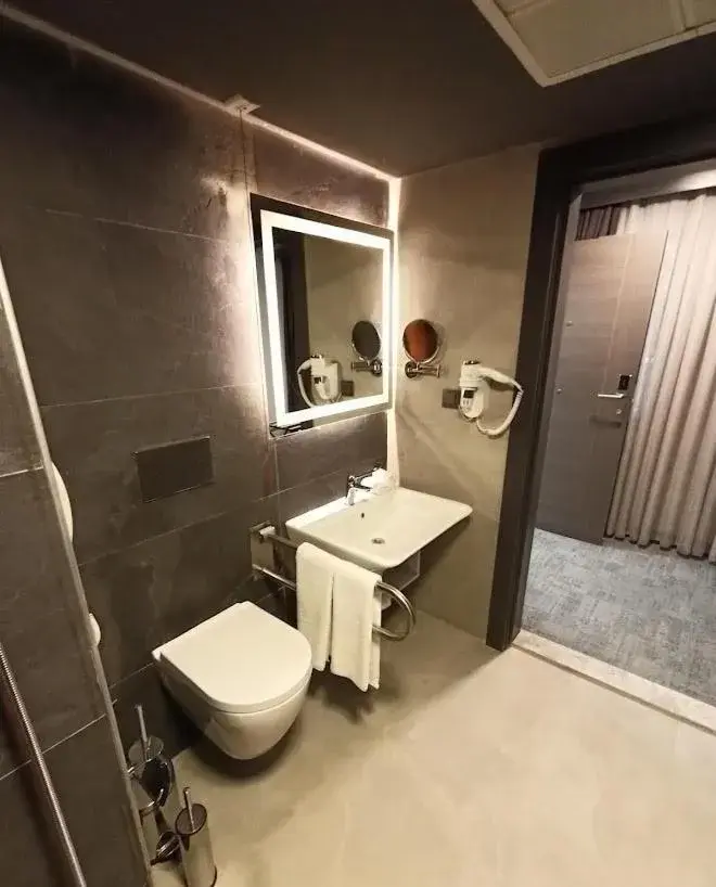 Queen Room with Roll-In Shower - Mobility/Hearing Accessible - Non-Smoking in Days Hotel by Wyndham Ankara Cankaya Queen Room with Roll-In Shower - Mobility/Hearing Accessible - Non-Smoking in Days Hotel by Wyndham Ankara Cankaya