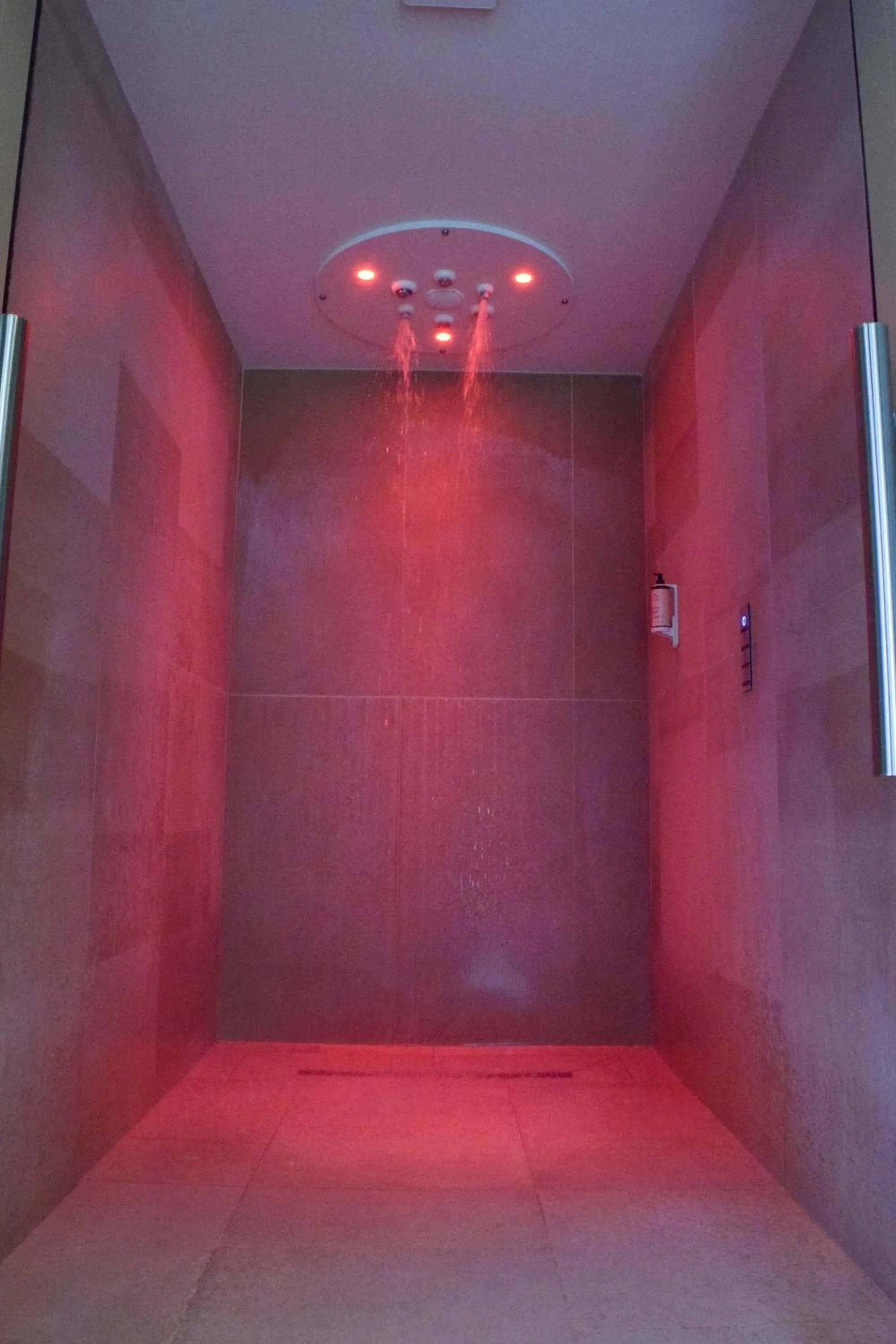 Shower in Best Western Plus Le Conquerant Rouen Nord