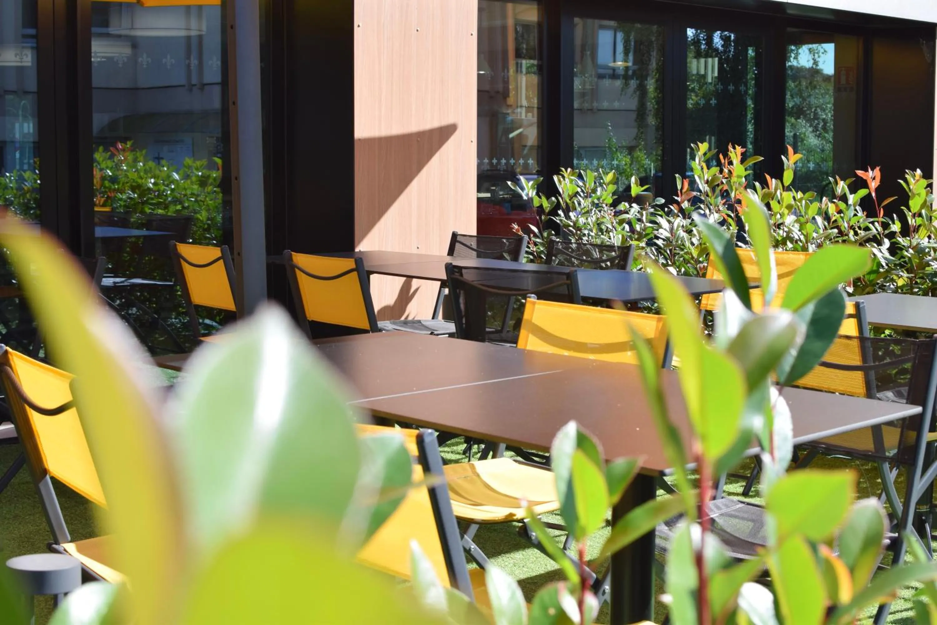 Patio in Best Western Plus Le Conquerant Rouen Nord