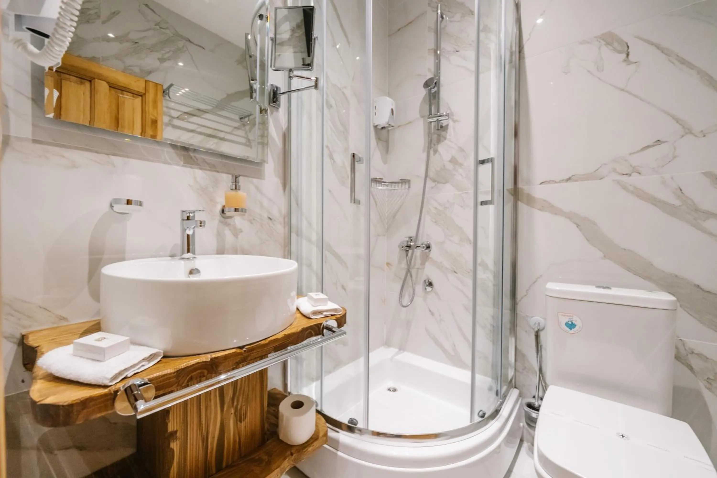 Shower in Hotel Porto Tara