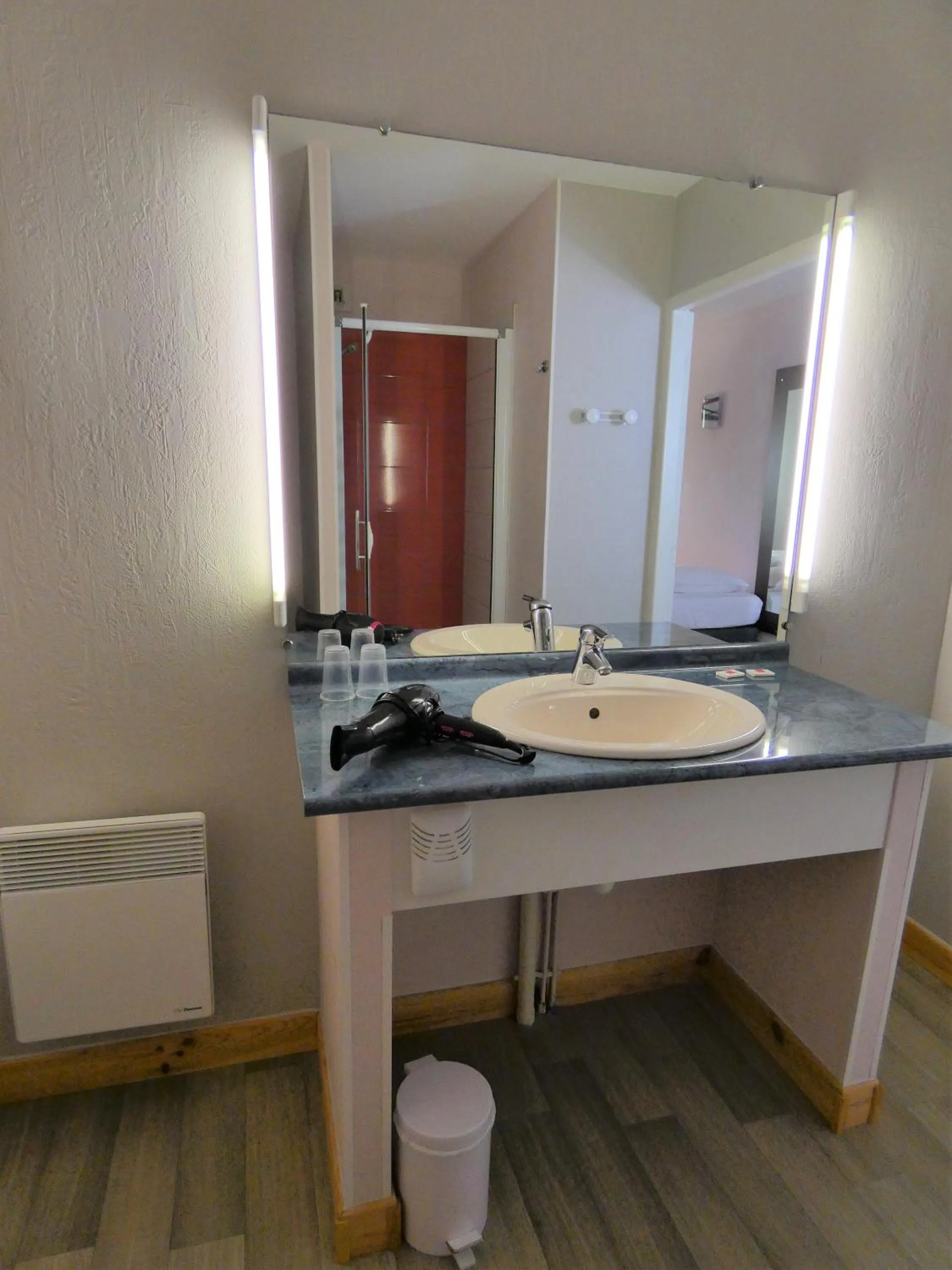 Shower in Hôtel Azur Saint Junien Cit'Hotel