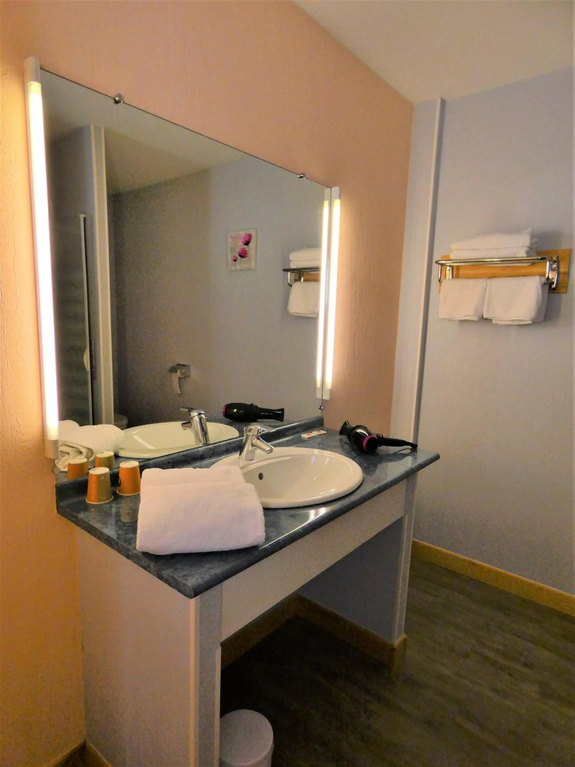 Shower in Hôtel Azur Saint Junien Cit'Hotel